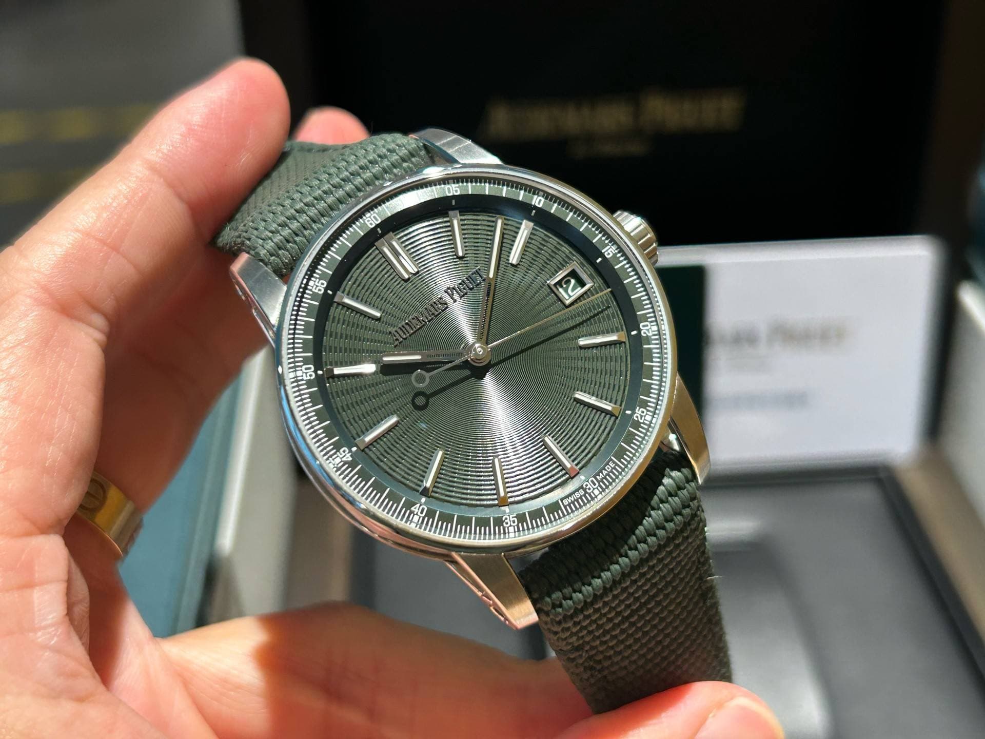 May be an image of wrist watch and text that says 'S 80" 10 55 諾 16 2 L σ 1 02 Tlu זיויןייין 7 ១៥ 25 AS ر OMAGE'