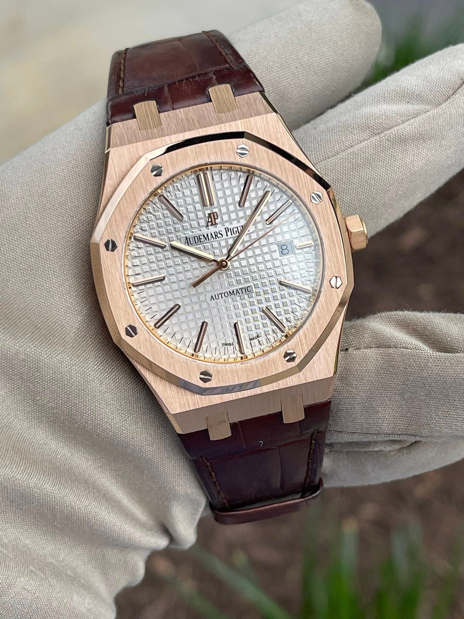 May be an image of wrist watch and text that says '回し aLS AUDEMARS AUDEMARSPIGU T PIGU 8 AUTOMATIC 高 ي ស 2'