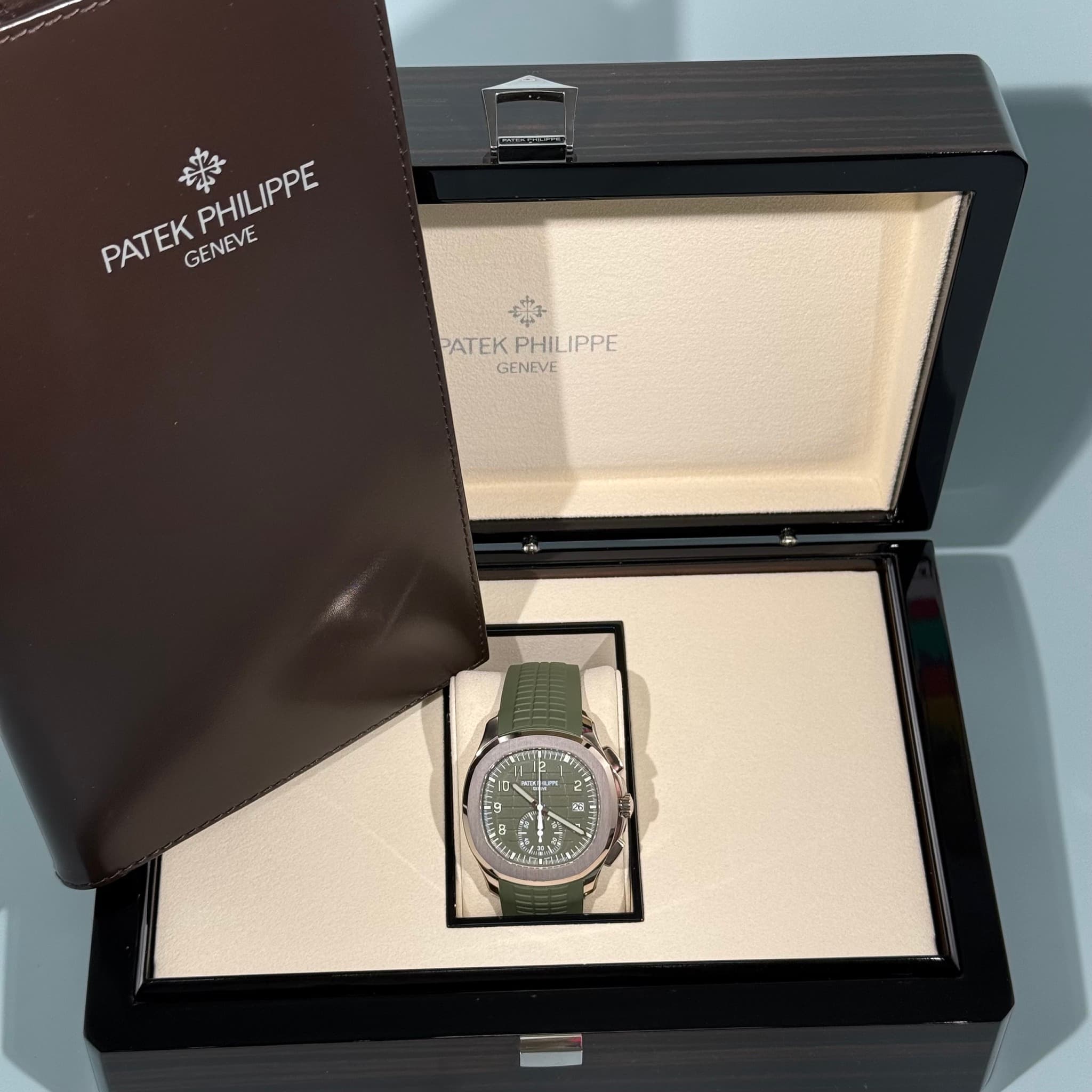May be an image of wrist watch and text that says '家 PHILIPPE PHILIPPE PATEK ATEKPHILIPPE PATEKOHLPRE GENEVE GENEVE PATEKPHILIPPE PATEK PHILIPPE GENEVE 11 10 ー 56 3o نی'
