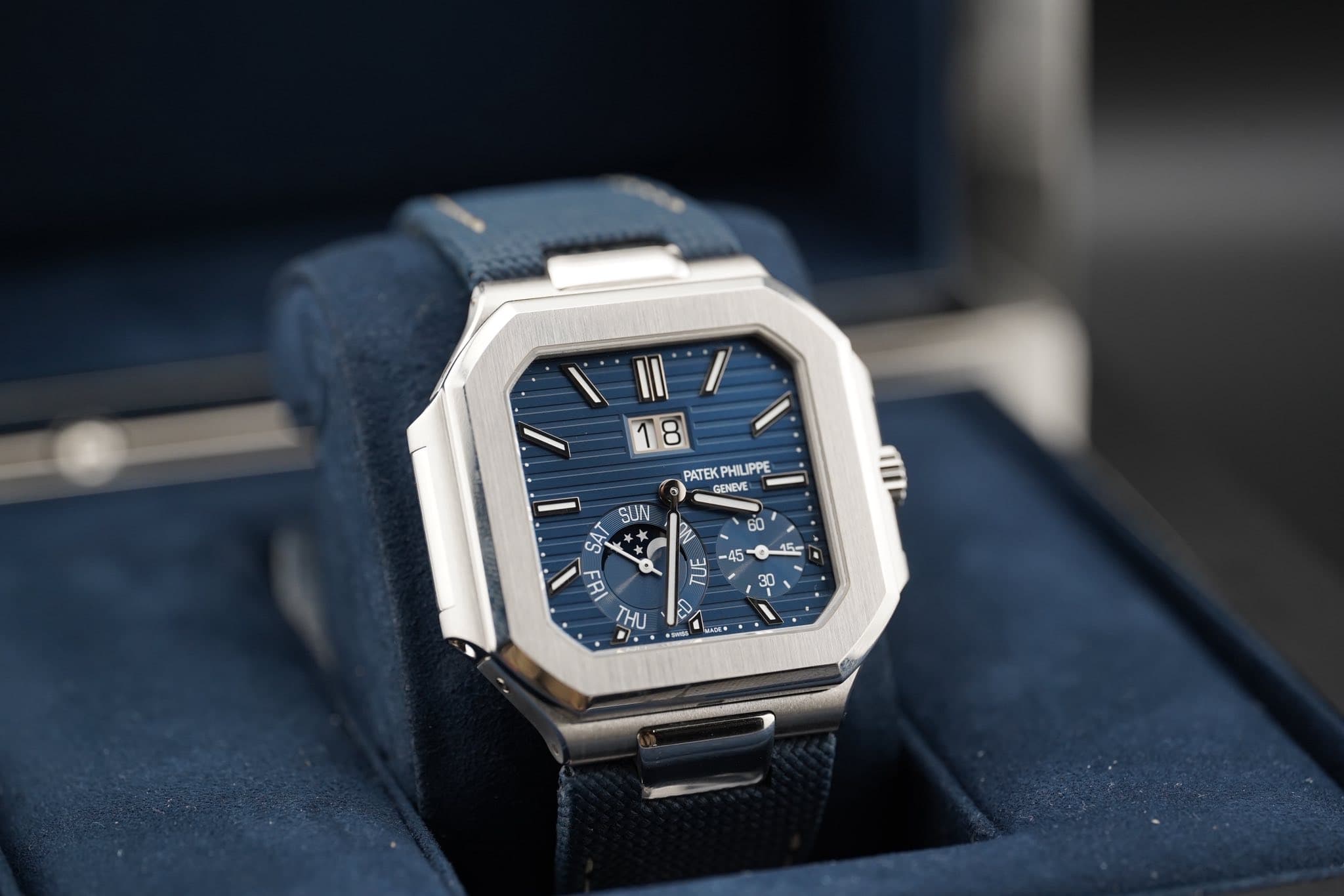 May be an image of wrist watch and text that says 'T PATEKPHILIPPE PATEK GENEVE 60 SUN SAT XS of FRI THU 45 5 ك 25g 벌 30 30 حراك 4 مبمی م'