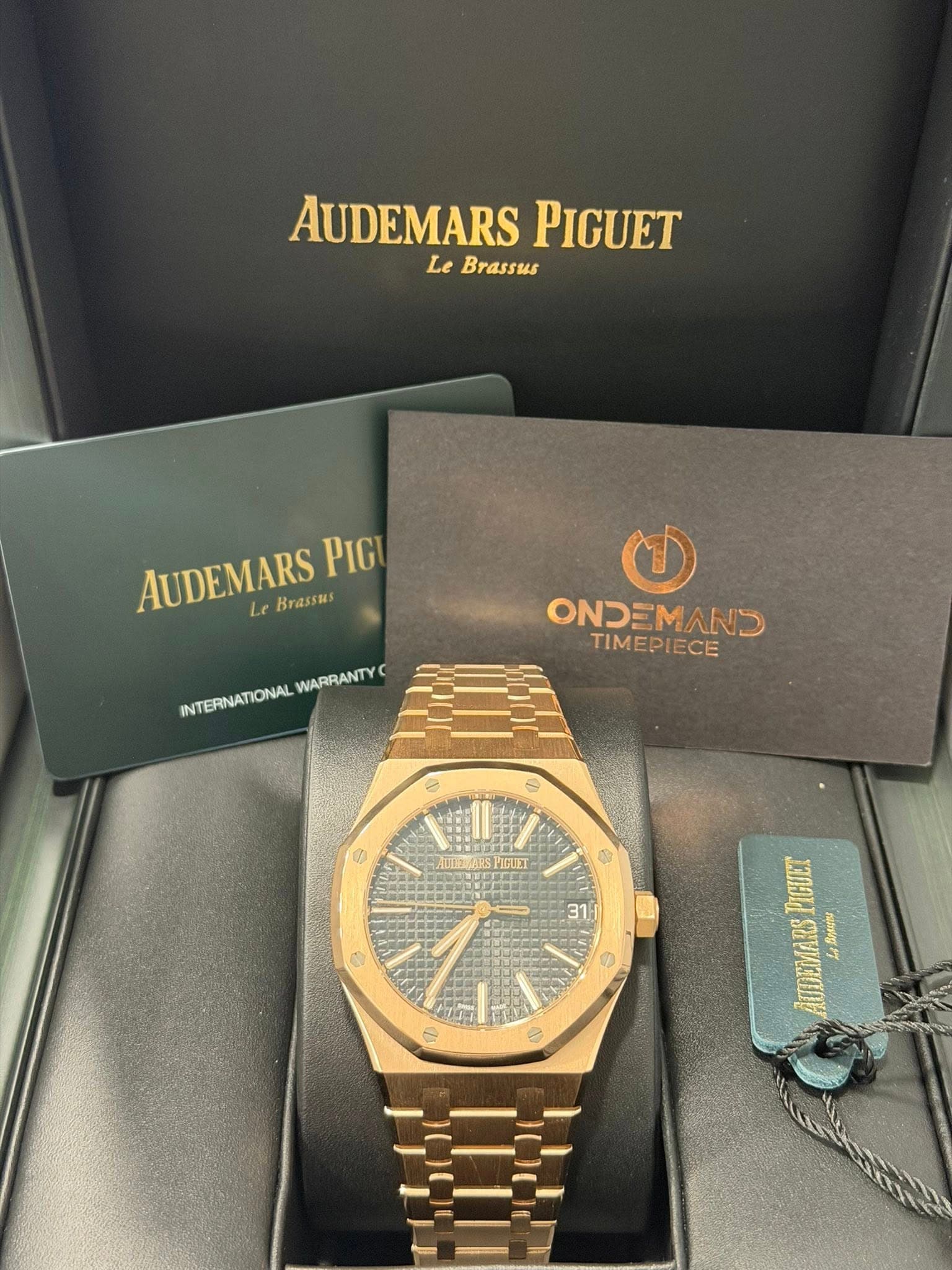 May be an image of wrist watch and text that says 'AUDEMARS PIGUET Le Brassus AUDEMARS Le Briassas PIG INTERNATIONAL WARRANTY ONDEMAND TIMEPIECE မ AUMSTIGIET AGUET Cm 31 e PIGUET…