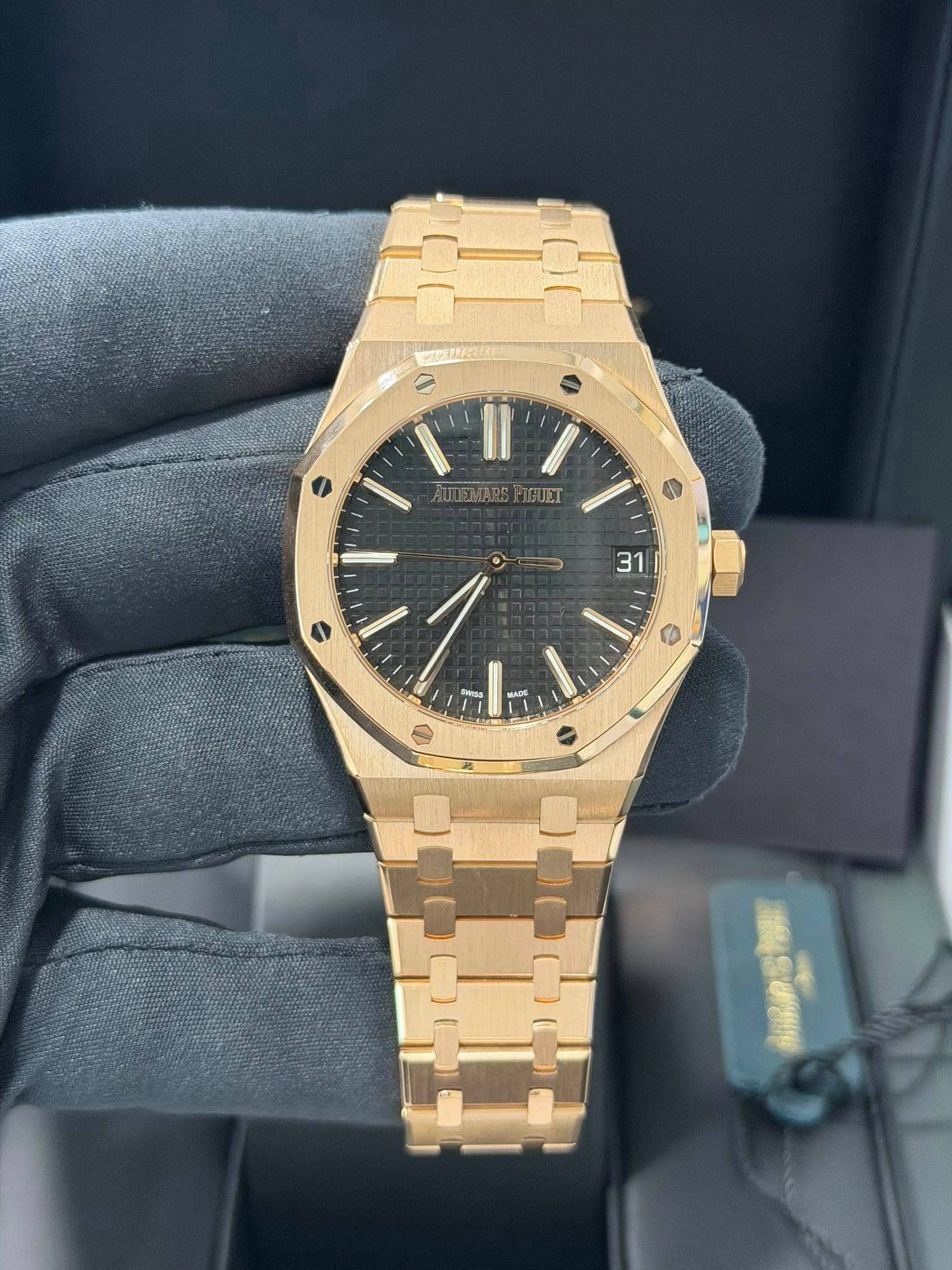 May be an image of wrist watch and text that says 'D AUIEMARSPIGUET EMARS PIGUET 31 ADE'