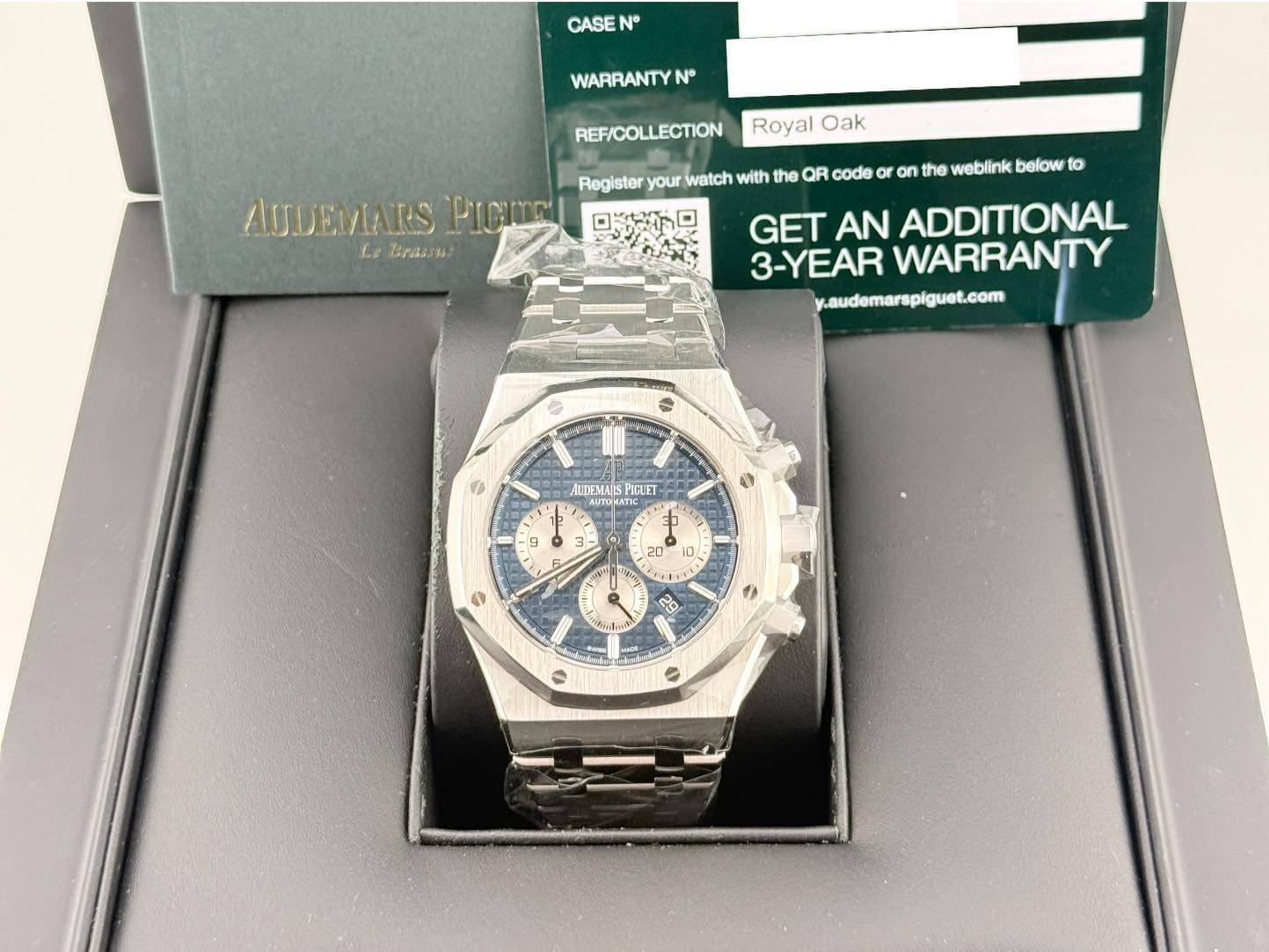 May be an image of wrist watch and text that says 'CASE N° WARRANTY N° REF/COLLECTION Royal Oak Register your watch with the QR code AUUEMIARS Picmel Le Braasz on on the weblink…