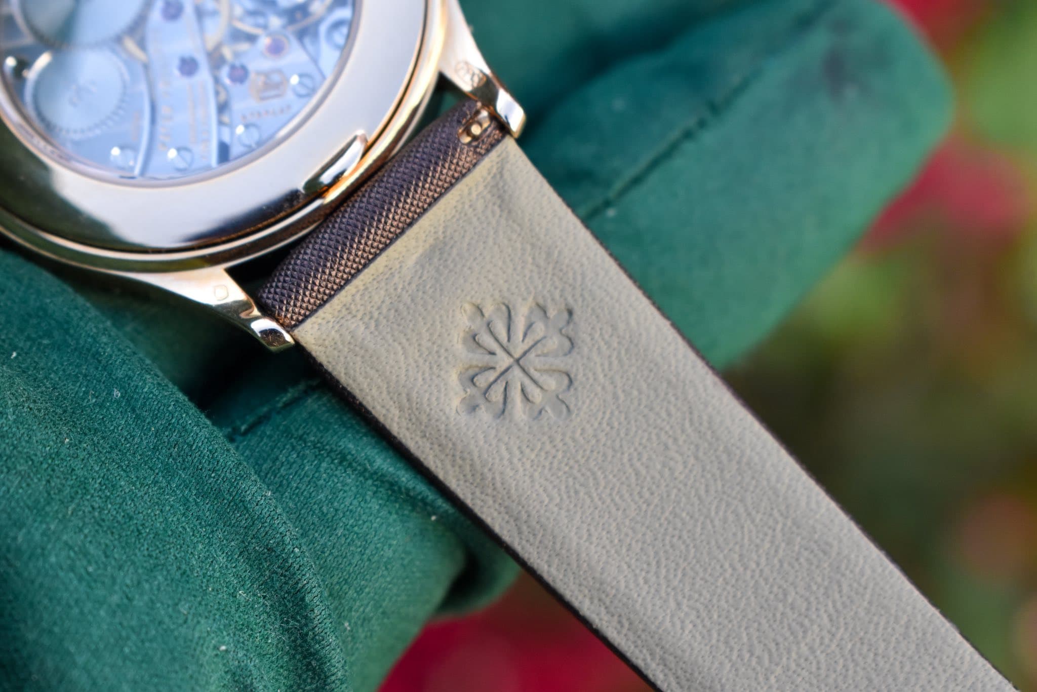 May be an image of leather, wrist watch and text that says 'η±³'