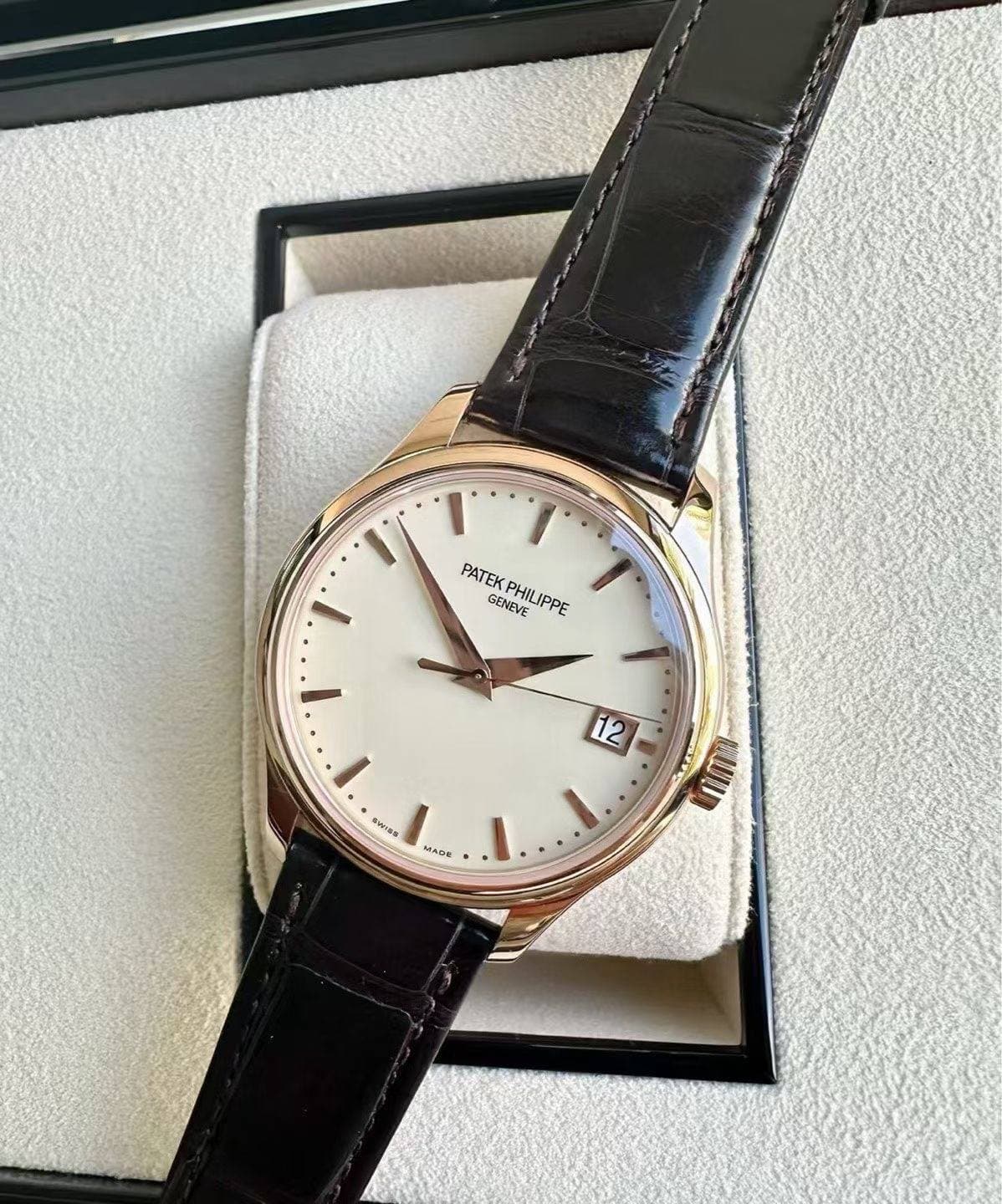 May be an image of wrist watch and text that says 'PATEK PATEKPHILIPPE <P GENEVE PHILPPE ١ 12 anoss MADE 3 เพบ'