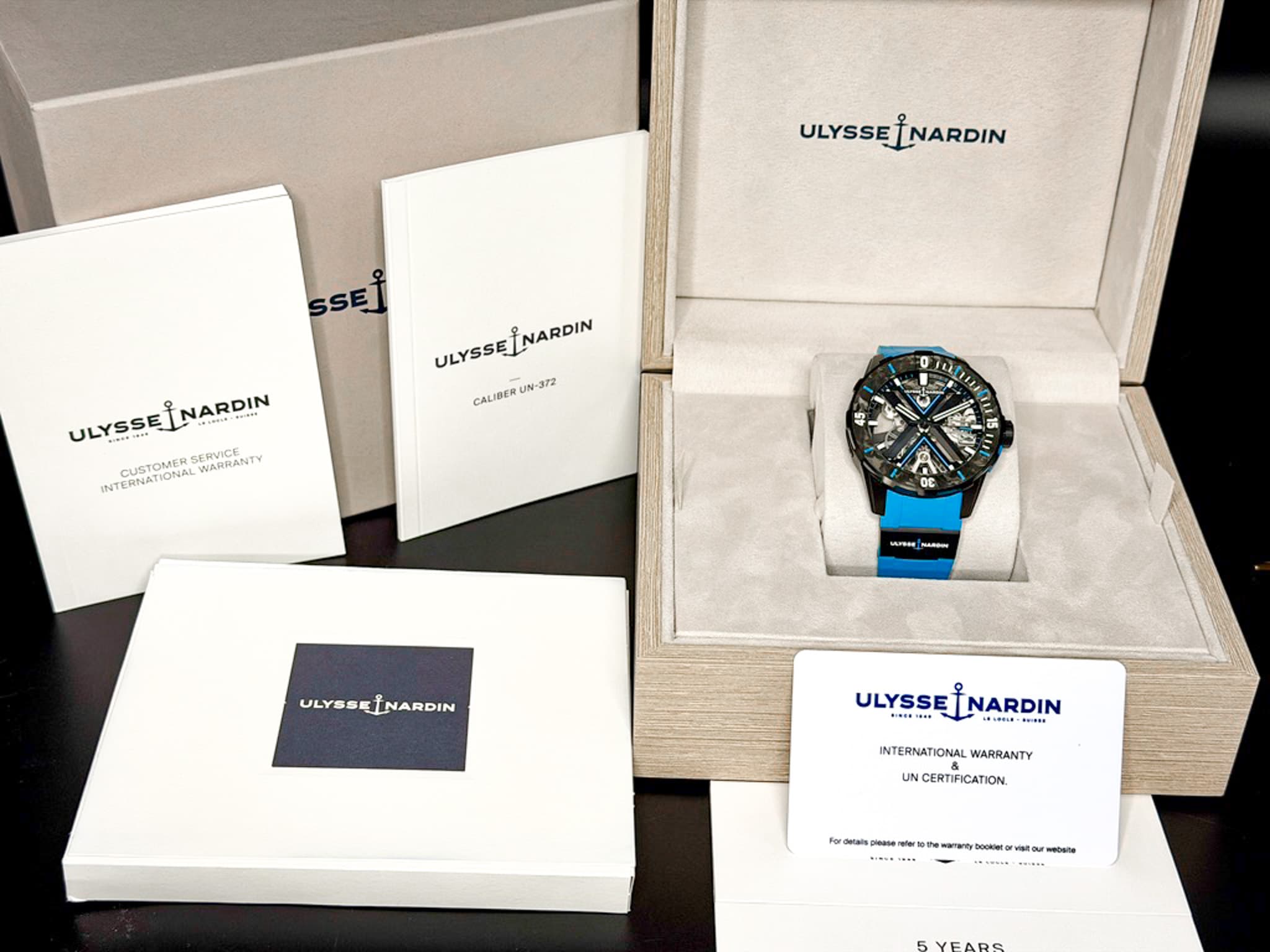 May be an image of wrist watch and text that says 'ULYSSELNARDIN SSEİ ULYSSEİNARDIN ULYSSE NARDIN CUSTOMER CUSTOMEREWAIRANTY SERVICE WARRANTY INTERNATIONA ULYSSELNARDIN…