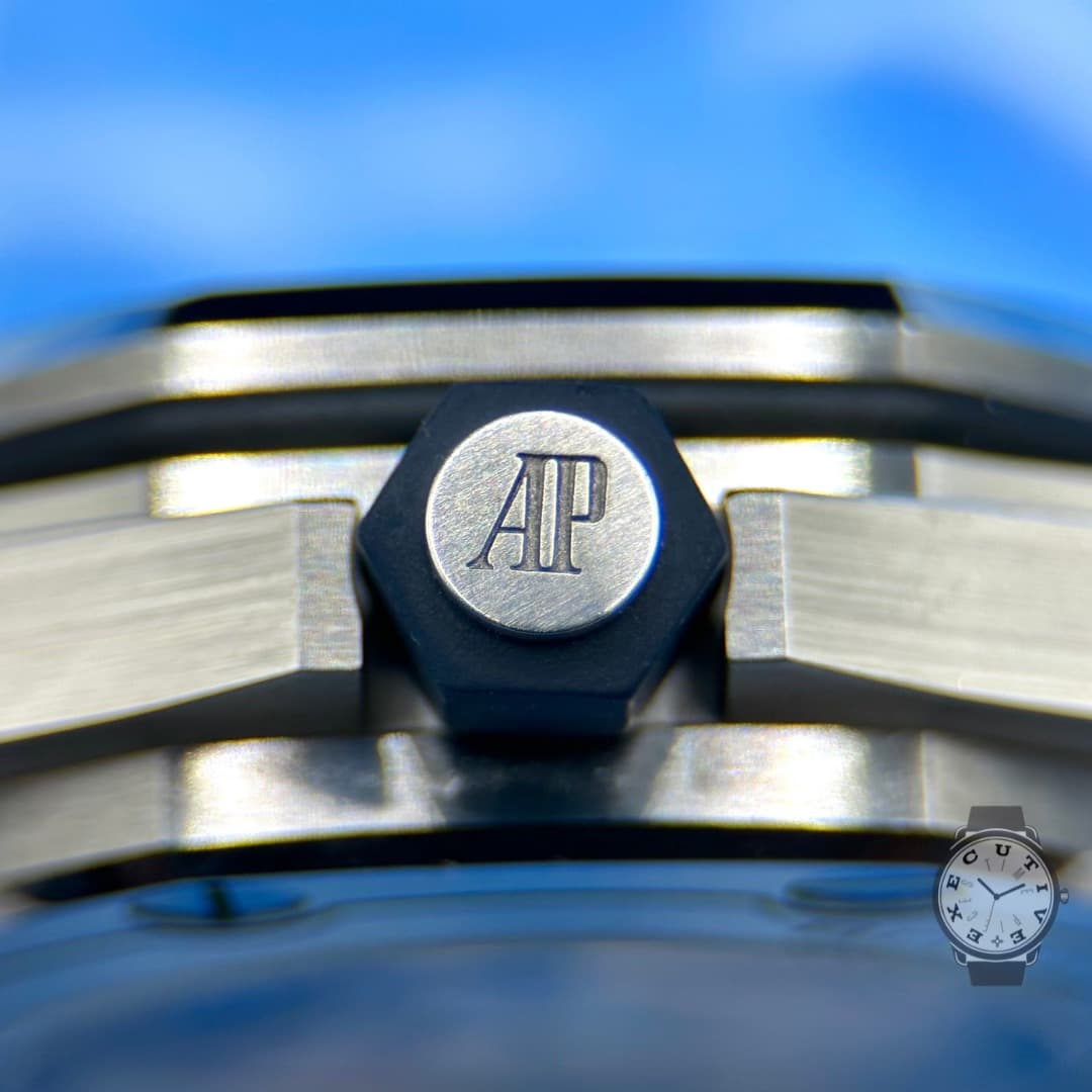 May be an image of wrist watch and text that says 'ATP 上'