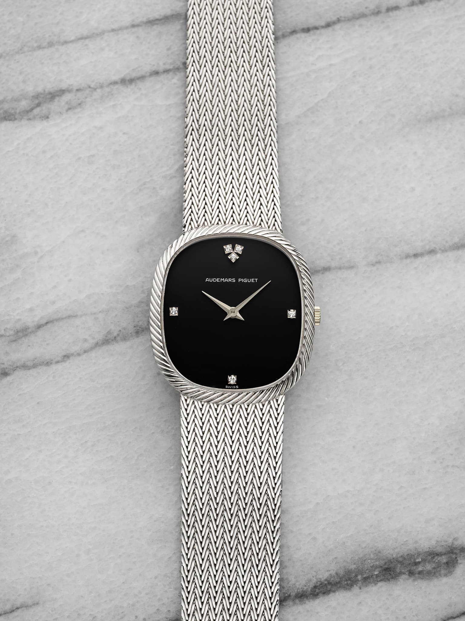 May be an image of wrist watch and text that says '春 墨愛 ្គ Ayσe MARS QUOEMARS E PIGUE 園'
