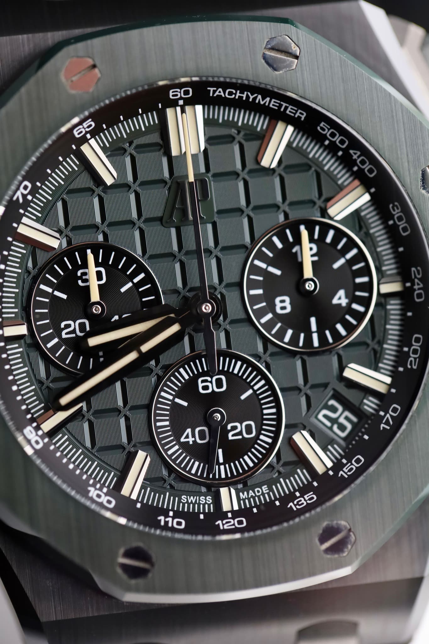 May be an image of wrist watch and text that says '65 60 TACHYMETER YMETER O 8 4 C 20 பபப்புயு! l O SWISS s MADE AИ ıl ll1 135 110 .김 11日 120'