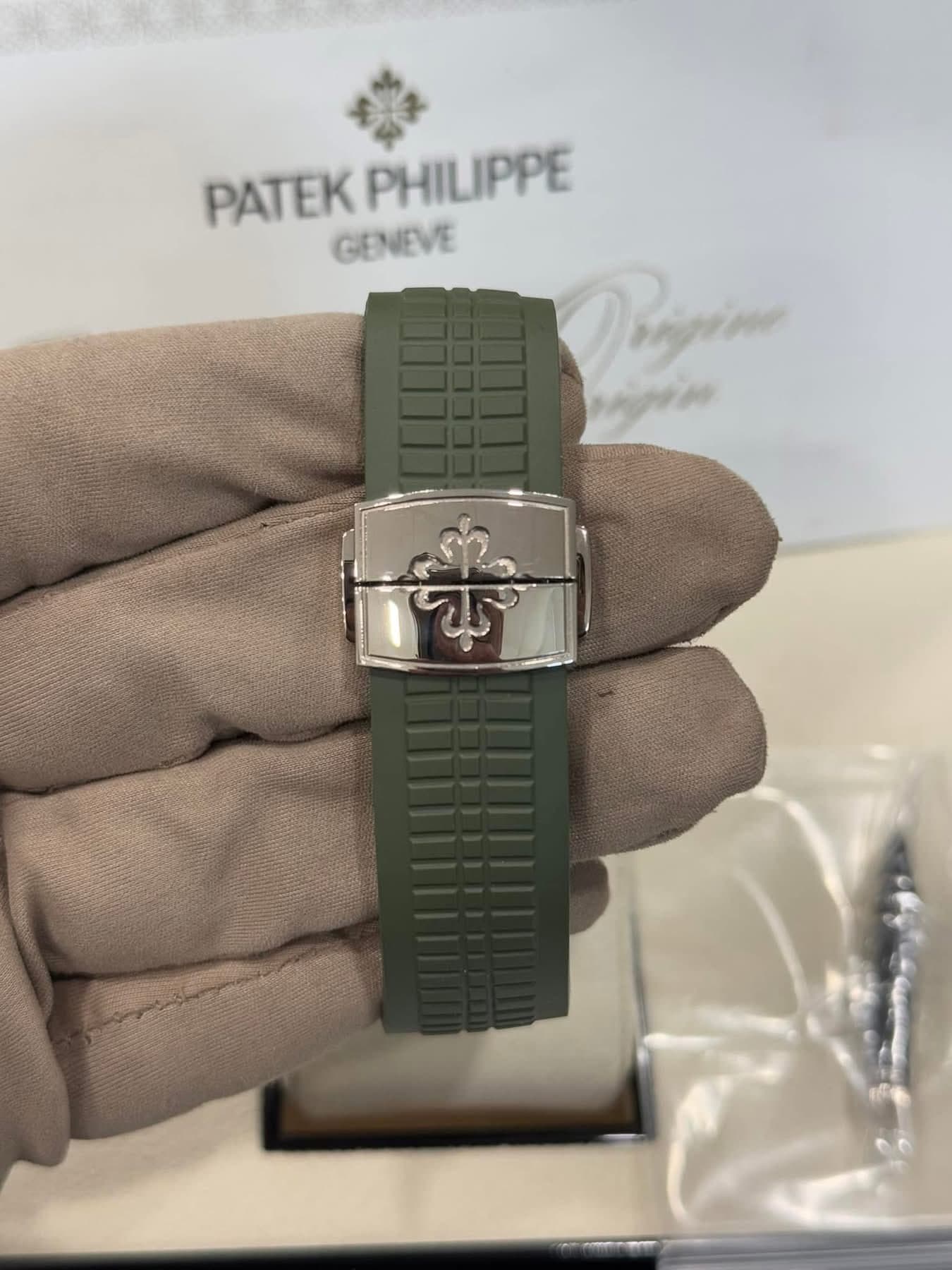 May be an image of wrist watch and text that says '충 PHILIPPE PATEK PATEKPHILIPPE GENEVE'