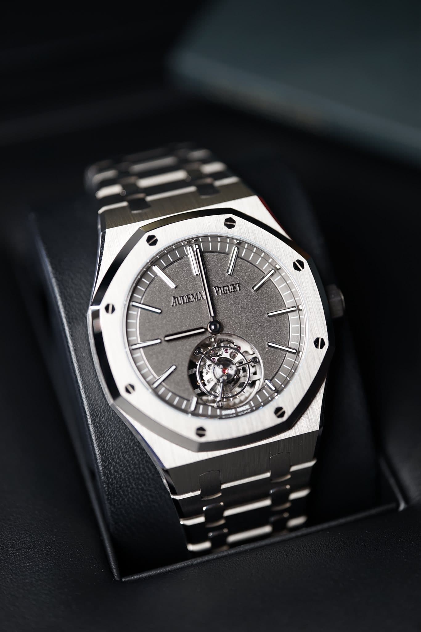 May be an image of wrist watch and text that says 'AUTEMA EMA PIGUET AUTI M ui 手 ل'