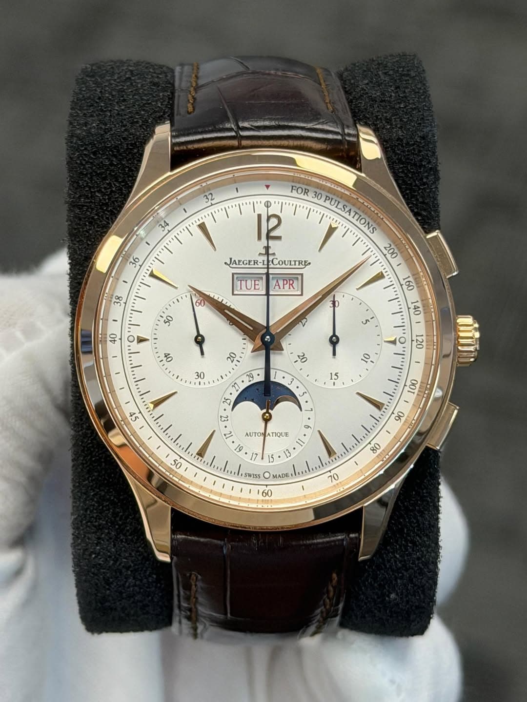 May be an image of wrist watch and text that says '32 1IE 34 36 FOR 30 PULSATIONS ATIONS 12 200 JAEGER-L COULTRE 38 TUEAPR TUE APR 60 عب ٧ も ၂ নੋ നഗീ 100 AUTON UTOMATIQUE TIQUE…