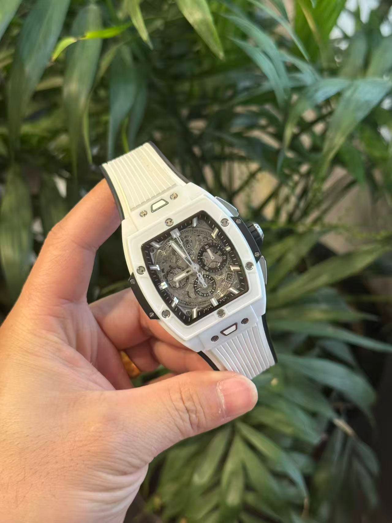 May be an image of digital watch and text that says 'ي 1'