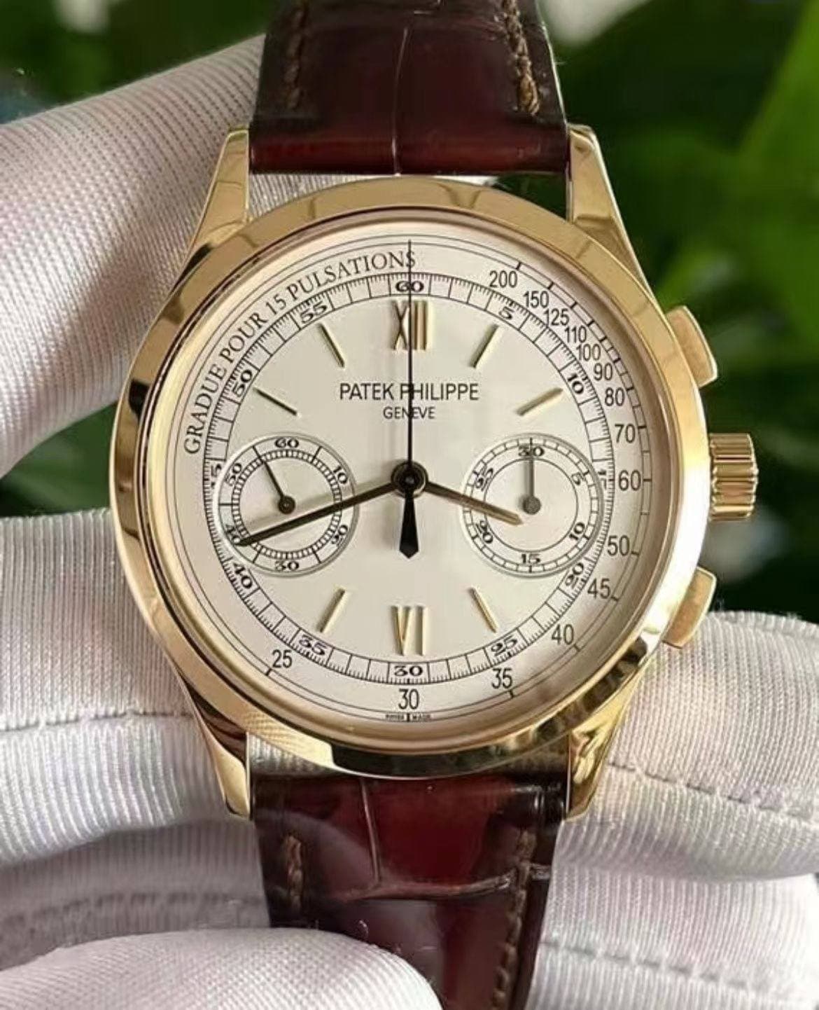May be an image of wrist watch and text that says 'POUR 15 PULSATIONS om 200 GRADUE 50 ttay O EIIIIII A PATEK PATEKPHILIPPE PHILIPPE GENEVE EVE utim 32 AD VI ستت'