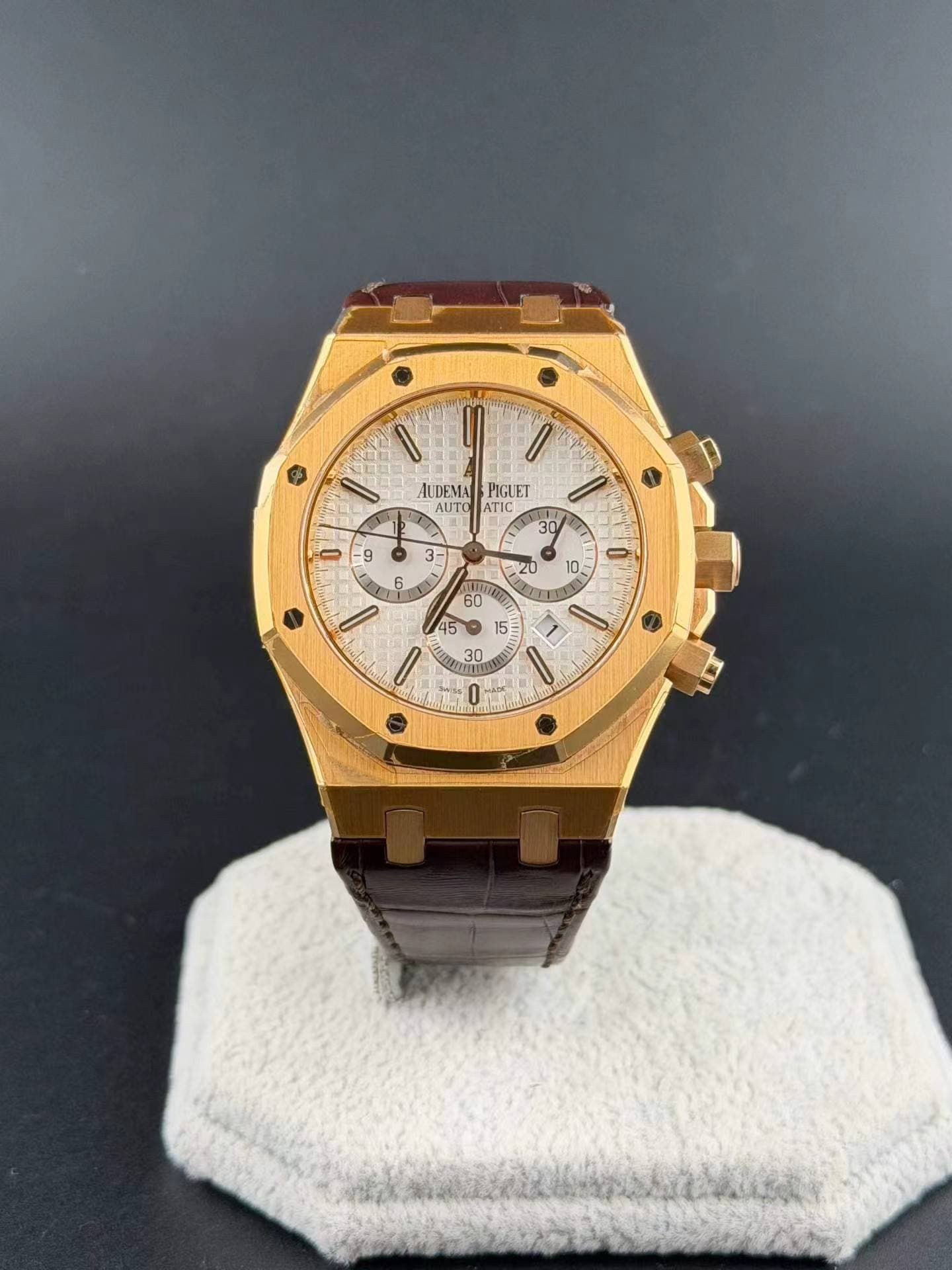 May be an image of wrist watch and text that says 'E 四 TY I AUDEMA AUTO PIGUET ATIC Ô ó / م E 3 30 30 超'