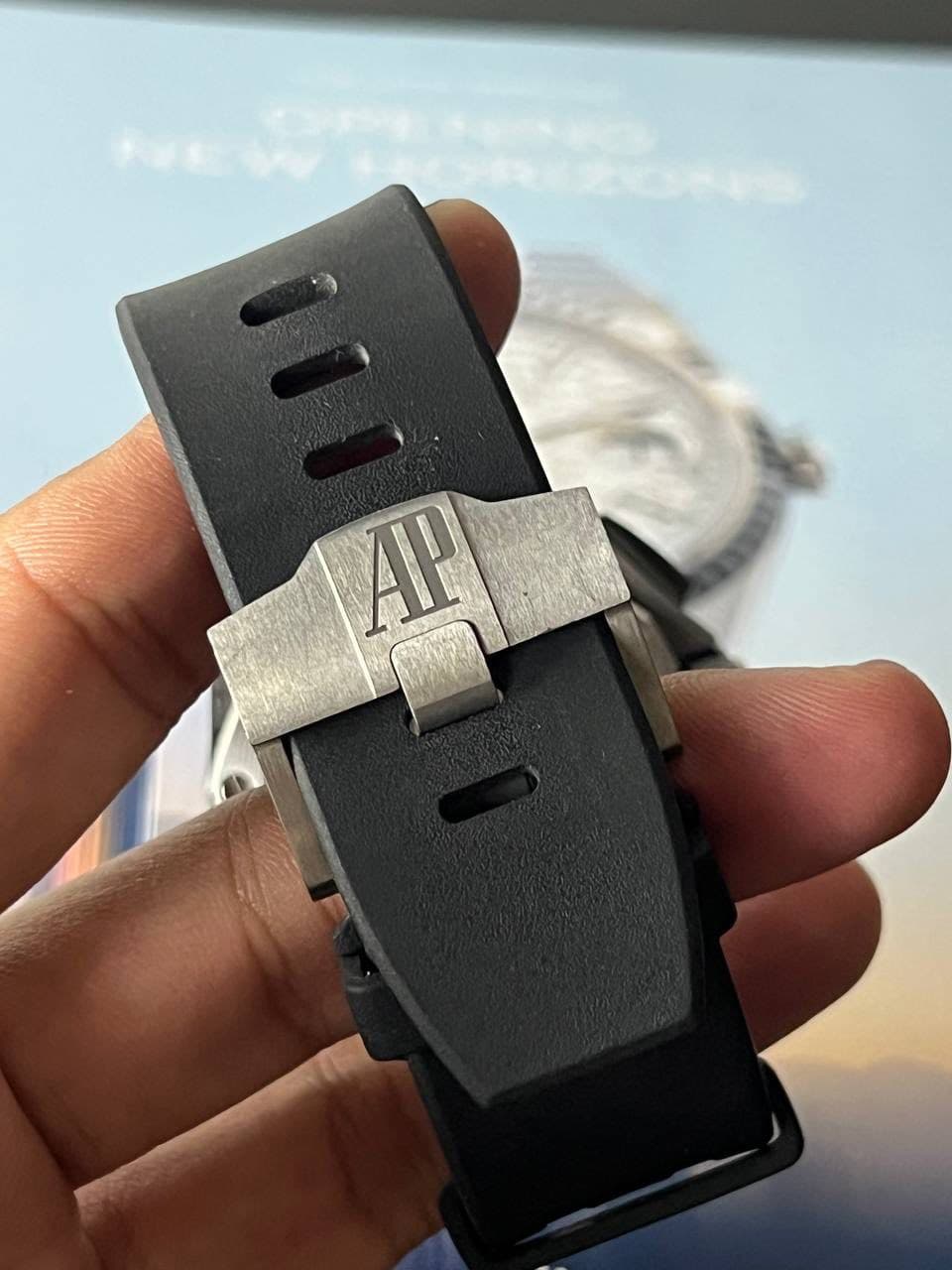 May be an image of digital watch and text that says 'AP UE'