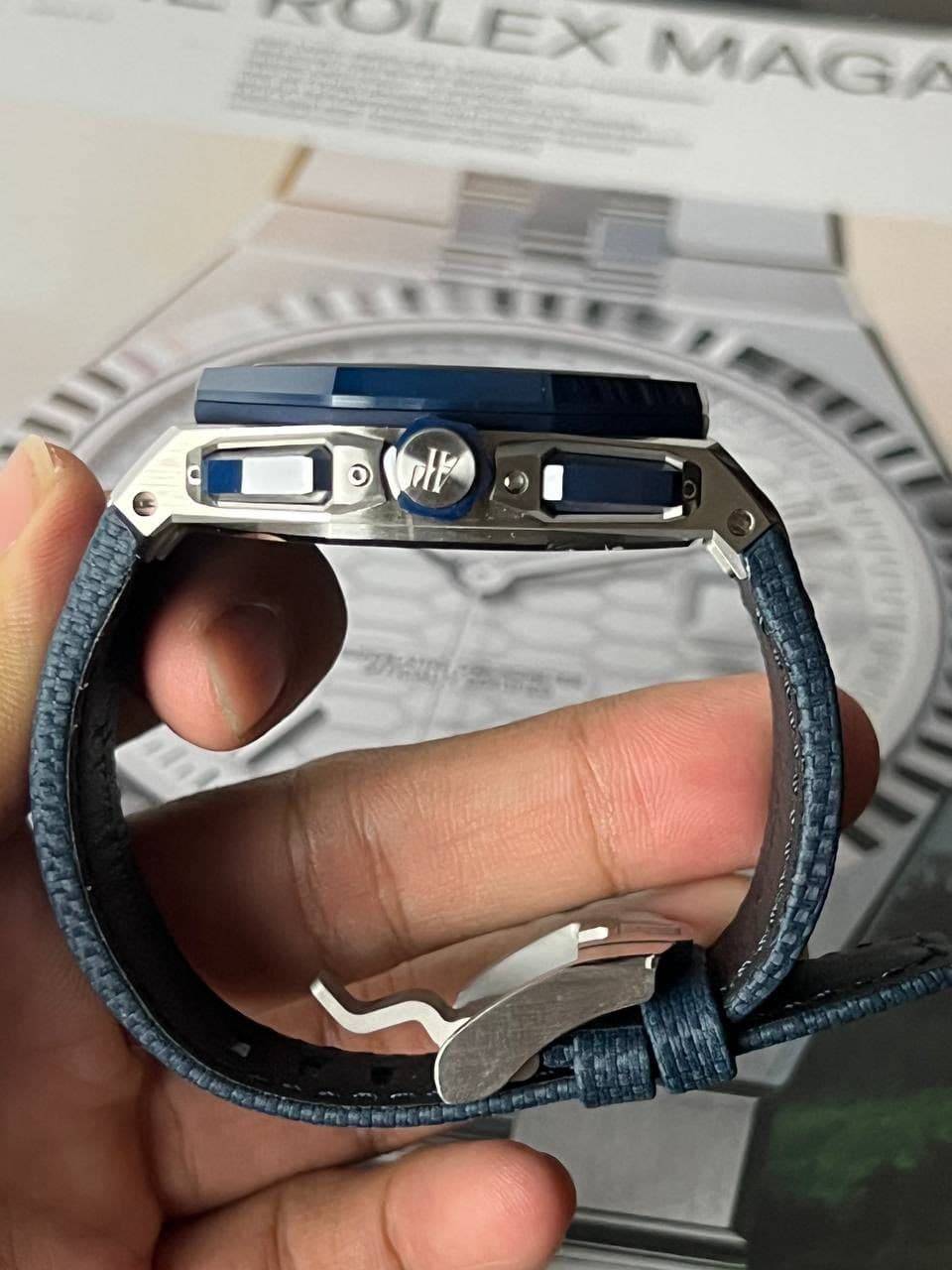 May be an image of wrist watch and text that says 'MOLEX MAGA O'