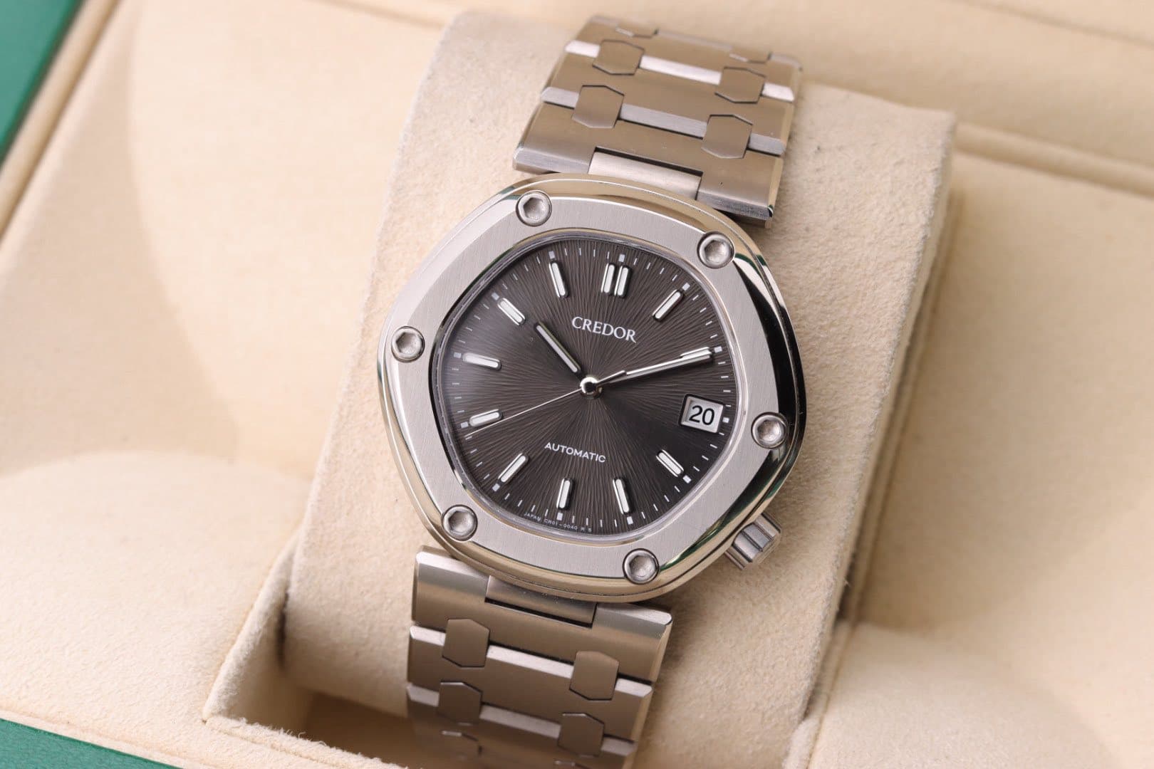May be an image of wrist watch and text that says 'O CREDOR 20 AUTOMATIC O O 10'
