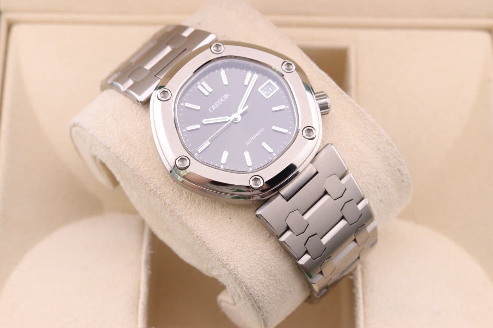 May be an image of wrist watch and text that says 'R 20 20 CREDOR UTOMATIC O C'