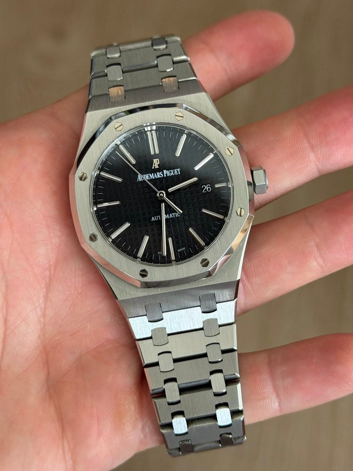 May be an image of wrist watch and text that says 'の AP ACDEMARSPIGUET PIGUET ACDEMAR 26 AU ΜΑΤΙΣ 9'