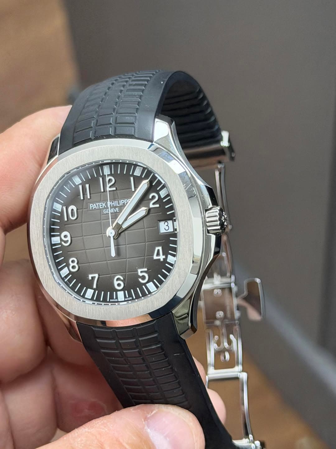 May be an image of digital watch and text that says 'I1 12 ١ PHILIPP 10 PATEK GE GENEVE 2 9 ထ د 3 4 5 6 svess w.s'