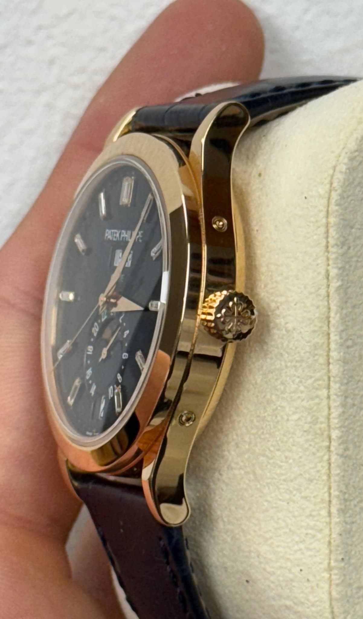 May be an image of wrist watch and text that says 'PATEXPHURE PATEKA'