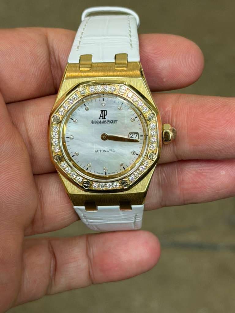 May be an image of wrist watch and text that says '+ D AP AUDEMARSPIGUET PIGUET UDEMARS 5 一ジ 27 ပ် AUTOMATIC 乐 3 2/ walt'