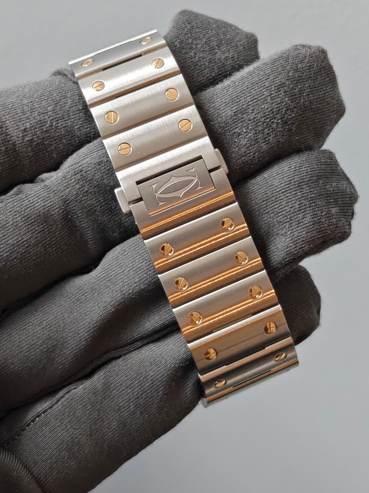 May be an image of digital watch, jewelry and text that says 'D D e'