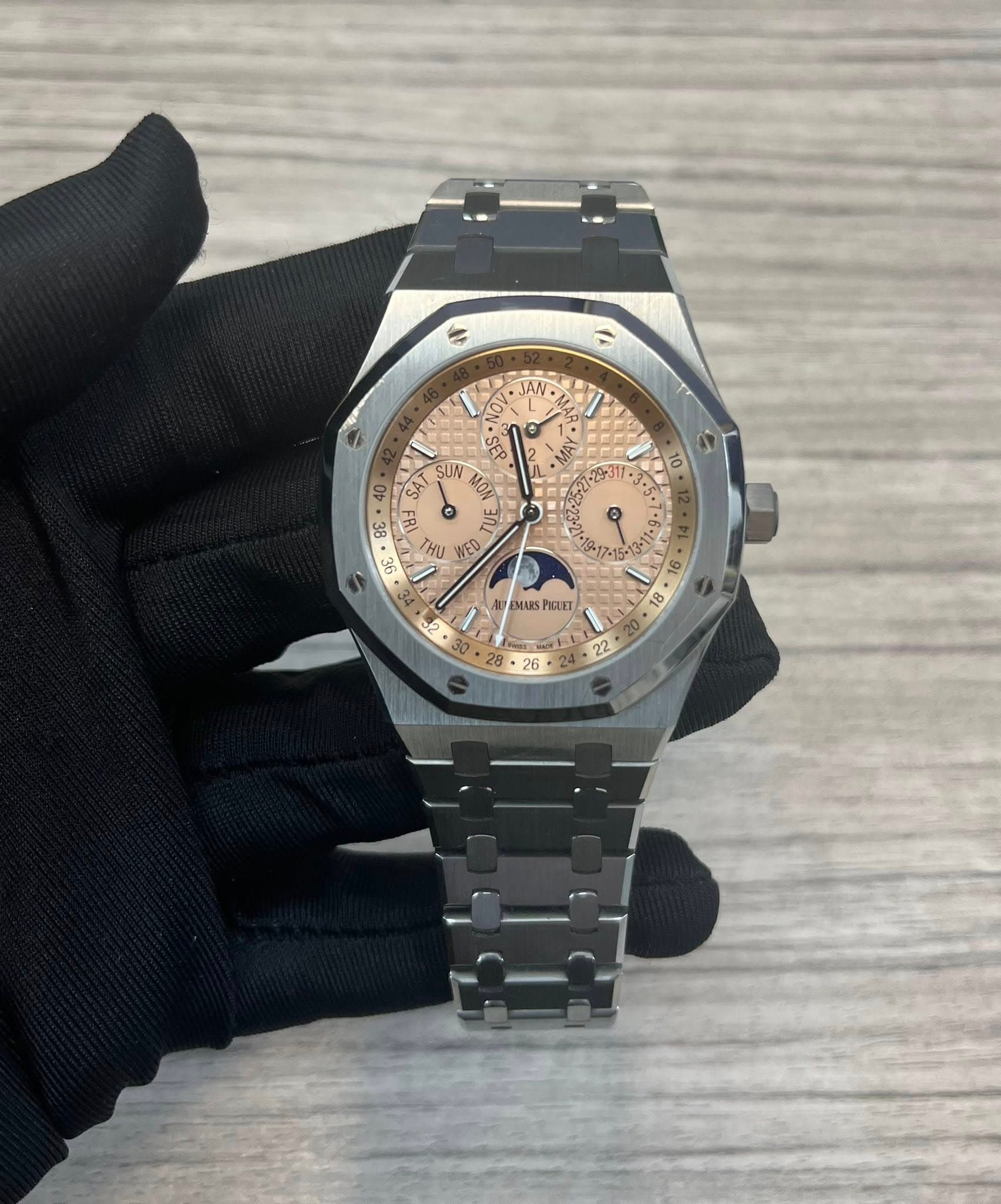 May be an image of wrist watch and text that says '١ AW থ @ SAT UA MOW 35 E ಪೆ 벨 Aε THU WED So I بل MUS PHOLTT 91 B '