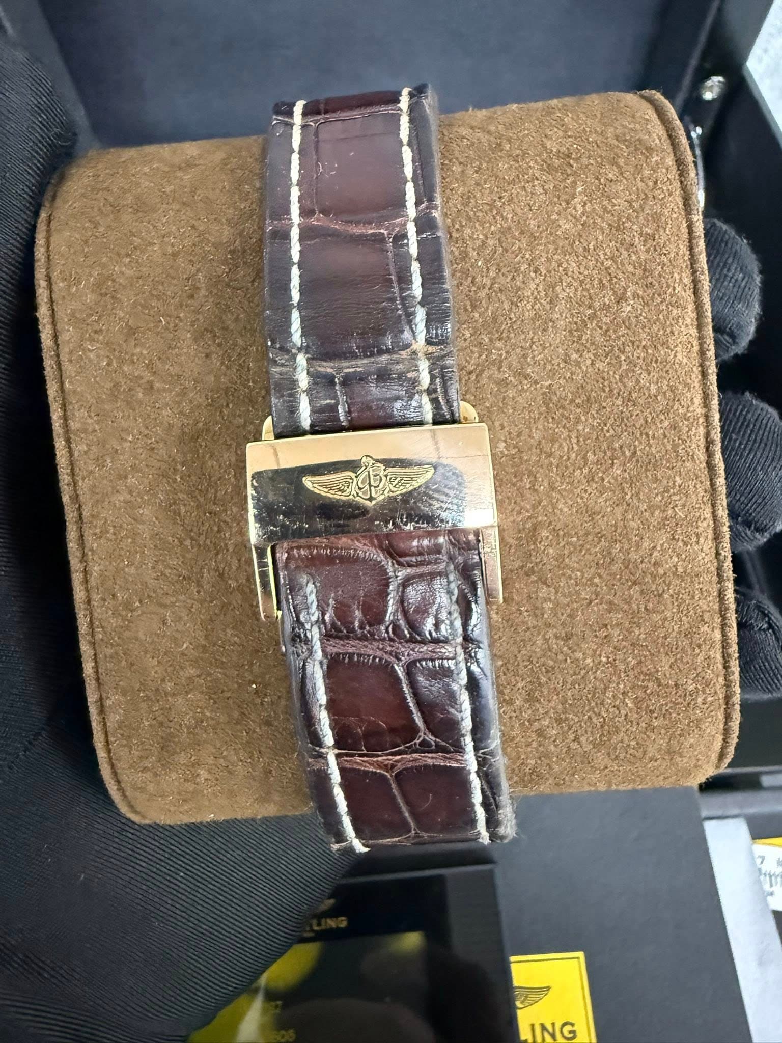 May be an image of leather, wrist watch and text that says 'LING'