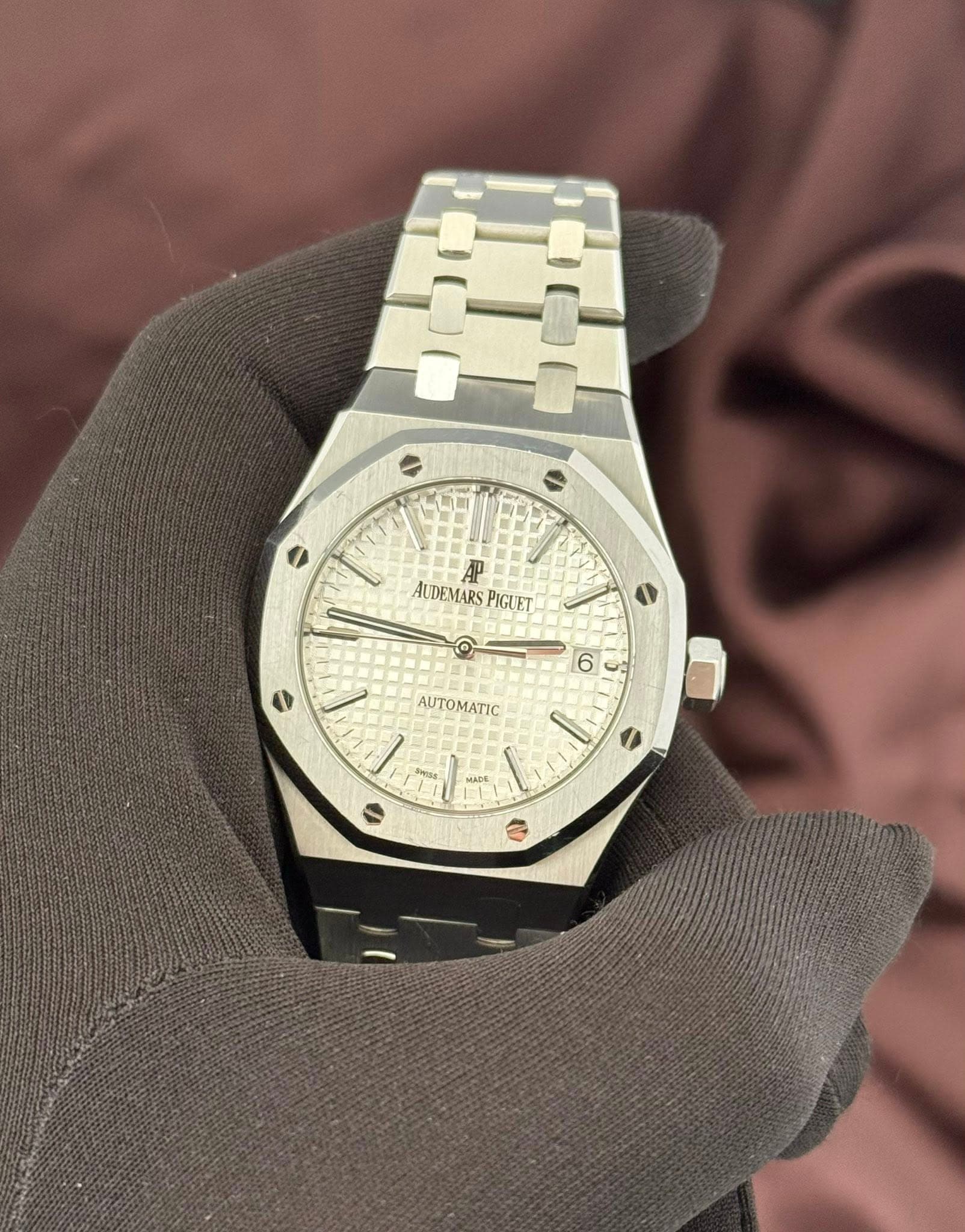 May be an image of wrist watch and text that says 'AP AUDEMARSPIGLET မ AUDEMARS PIGUET C D 6 Α I'