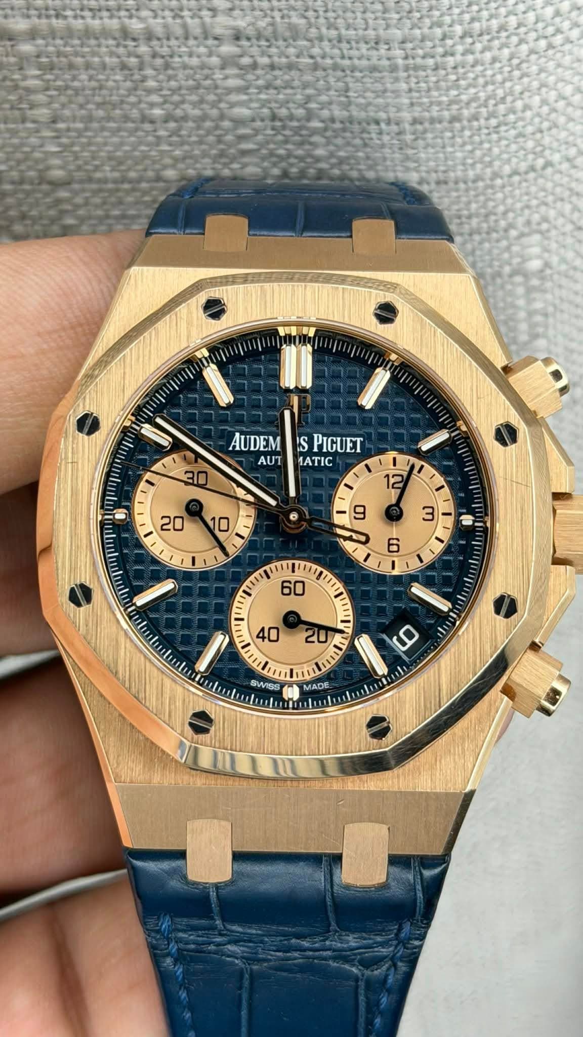 May be an image of wrist watch and text that says 'UE n AUDEM AUDEMISPIGUET IS PIGUET AUT MATIC 30 በ np าน Inliten SWISS ADE'