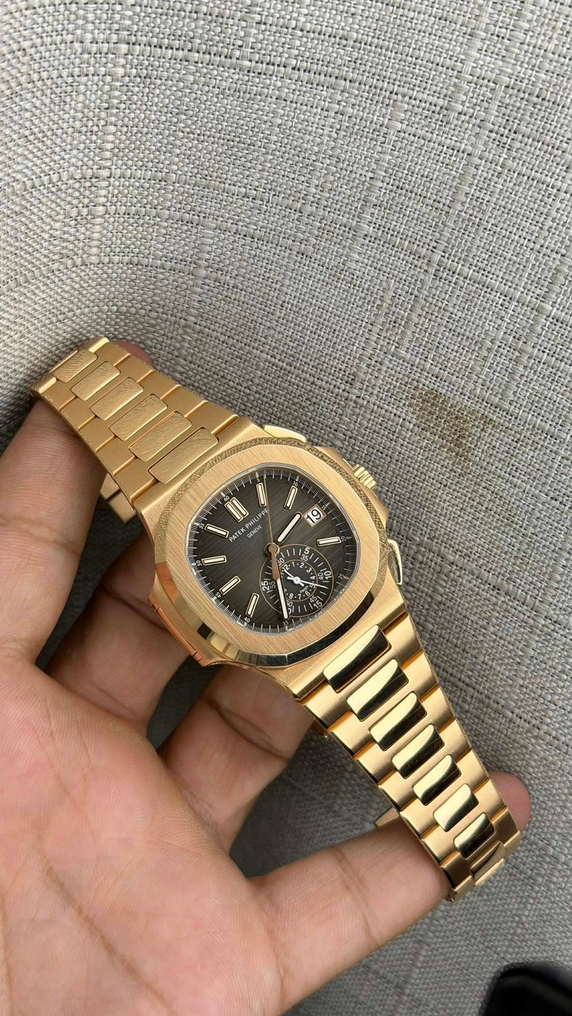 May be an image of wrist watch and text that says '1I 1 0 i ااا 51 10 ቶን - ነነቴ'