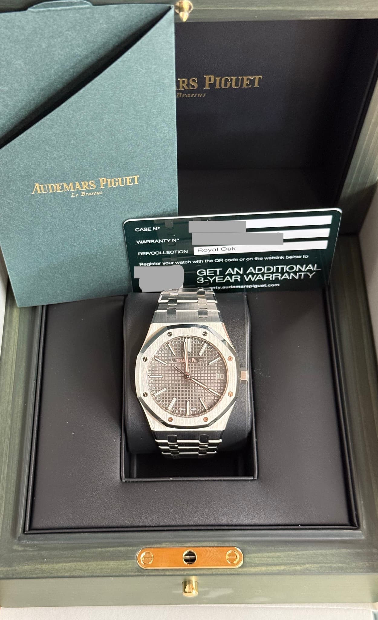 May be an image of wrist watch and text that says 'RS PIGUET AUDEMARS AUDEMARSPIGUI ARS PIGUET ر Brasrus GABE WARRANTYN REFICOL REFICOLLECTION LECTION Royal Oak on Godu de on…