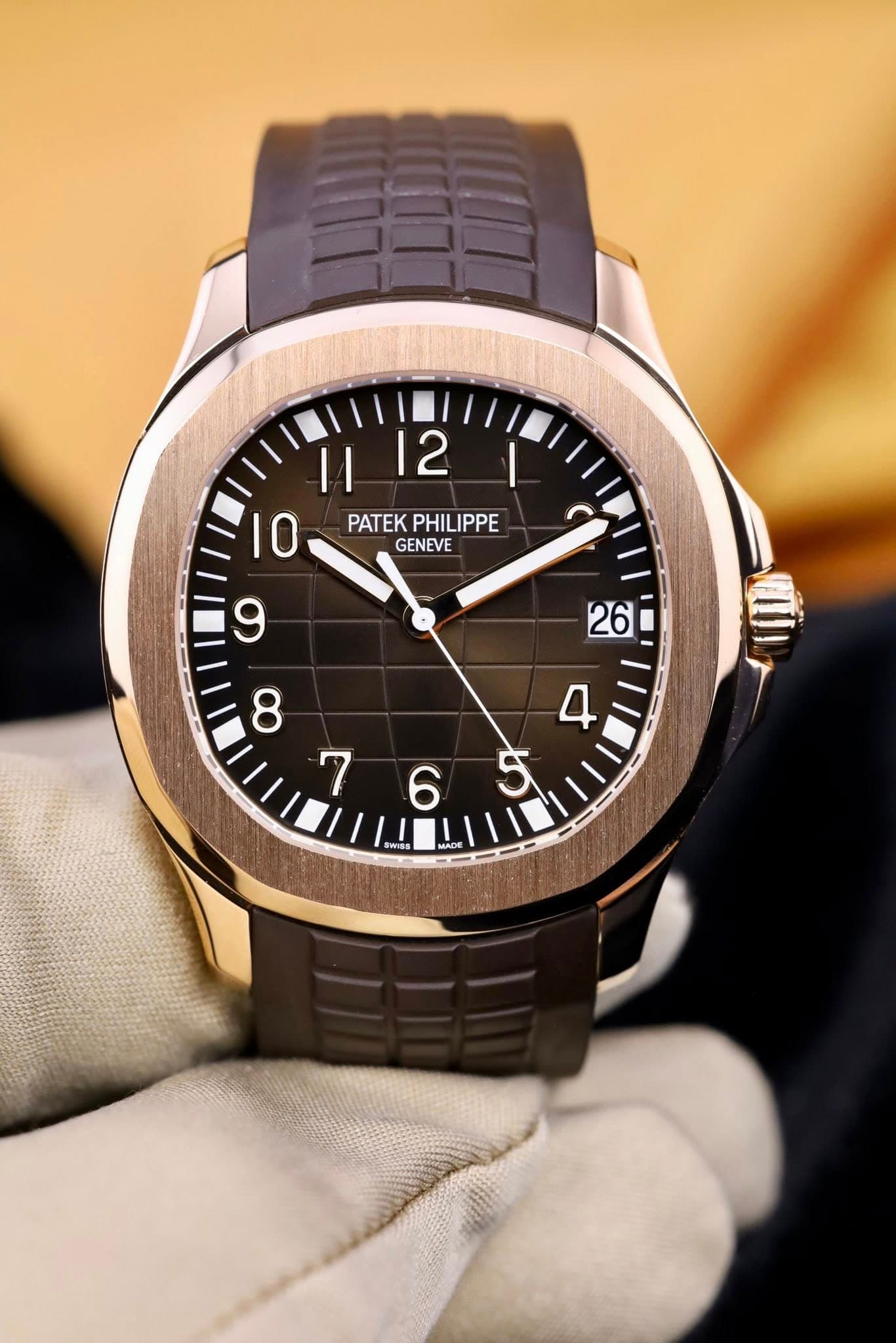 May be an image of wrist watch and text that says '12 |1 0 PATEK PHILIPPE PATEKPHILIPPE LIPPE GENEVE 9 26 8 4 م 765 6 5 SWSs Wss'