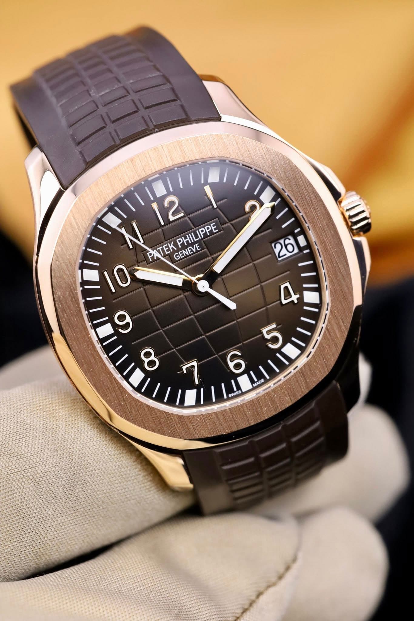 May be an image of wrist watch and text that says '12 PHILIPPE Px TEKPHILIPPE TEK GENEVE I0 26 و 8 ما 4 5 6 Re W'