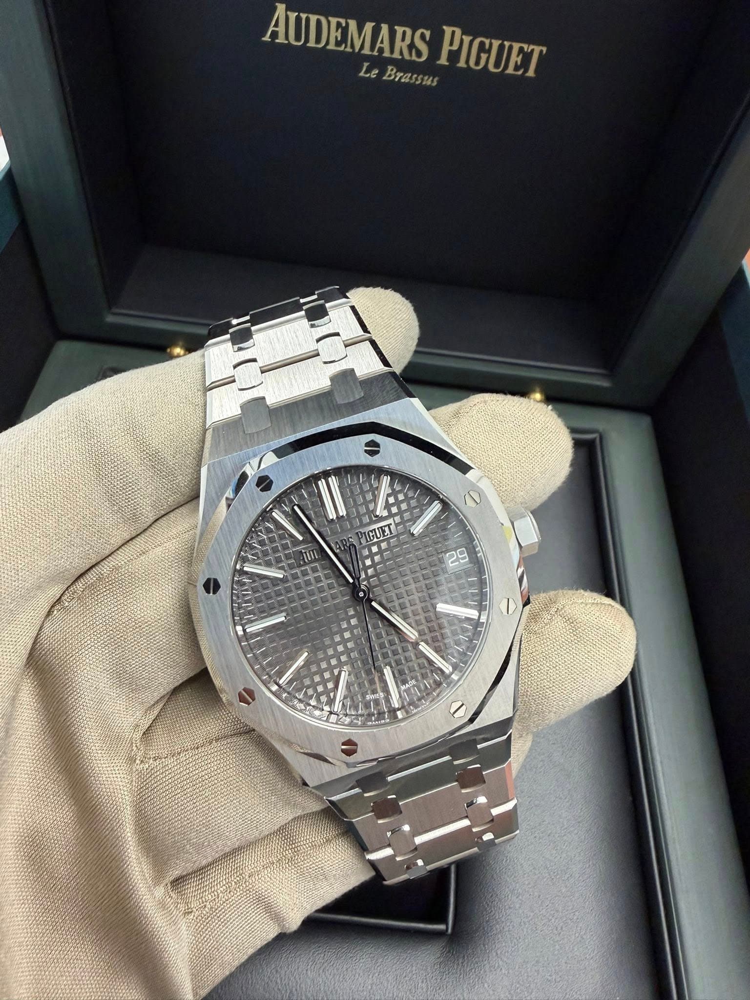 May be an image of wrist watch and text that says 'AUDEMARS PIGUET Le LeBrassus LeBrassus Bra 0 PIGUET వ'
