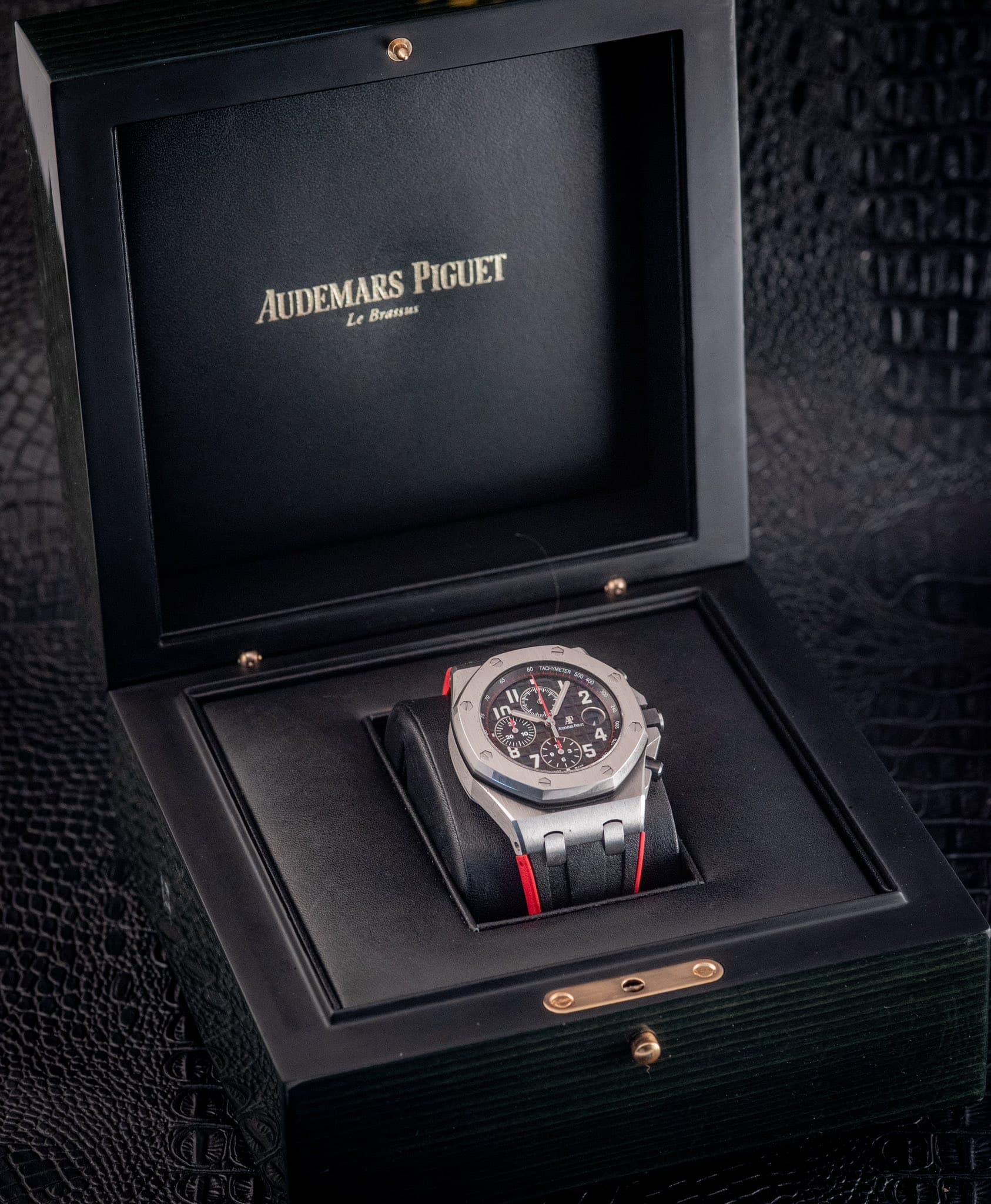 May be an image of wrist watch and text that says 'AUDEMARS Le Bransur PIGUET V 3 مي "I C 2 O C 2 D Y2 5 5 သံ N'