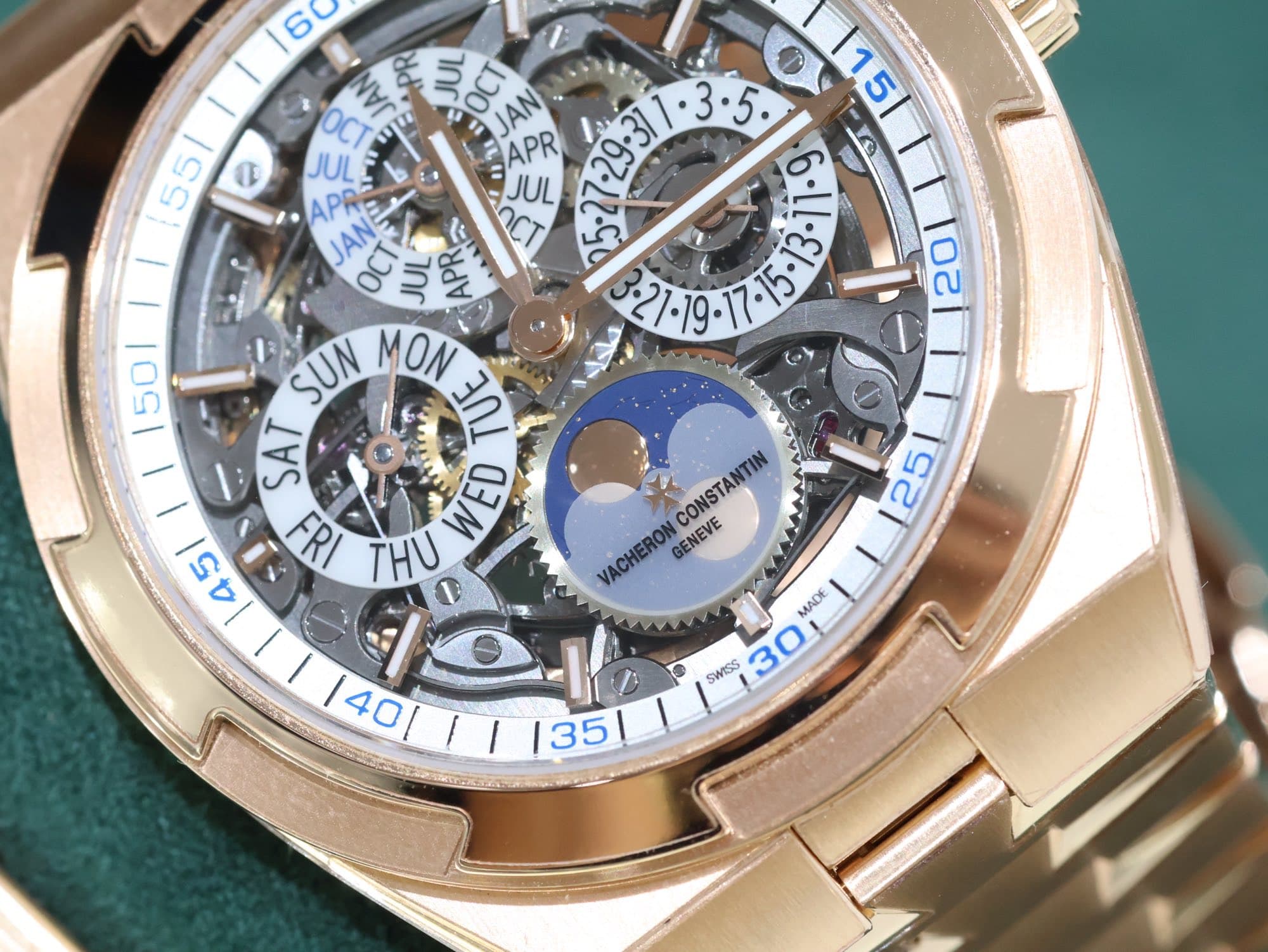 May be an image of wrist watch and text that says '60 / 55 0 dd JUL -0CT OCT JAN APR ・5・ 115 JUL G APR JUL JAN OCT JUL APRE o 120 SUN MON TUE SAT WED L 45 لا በዘ1 E 50 CONSTANTIN…