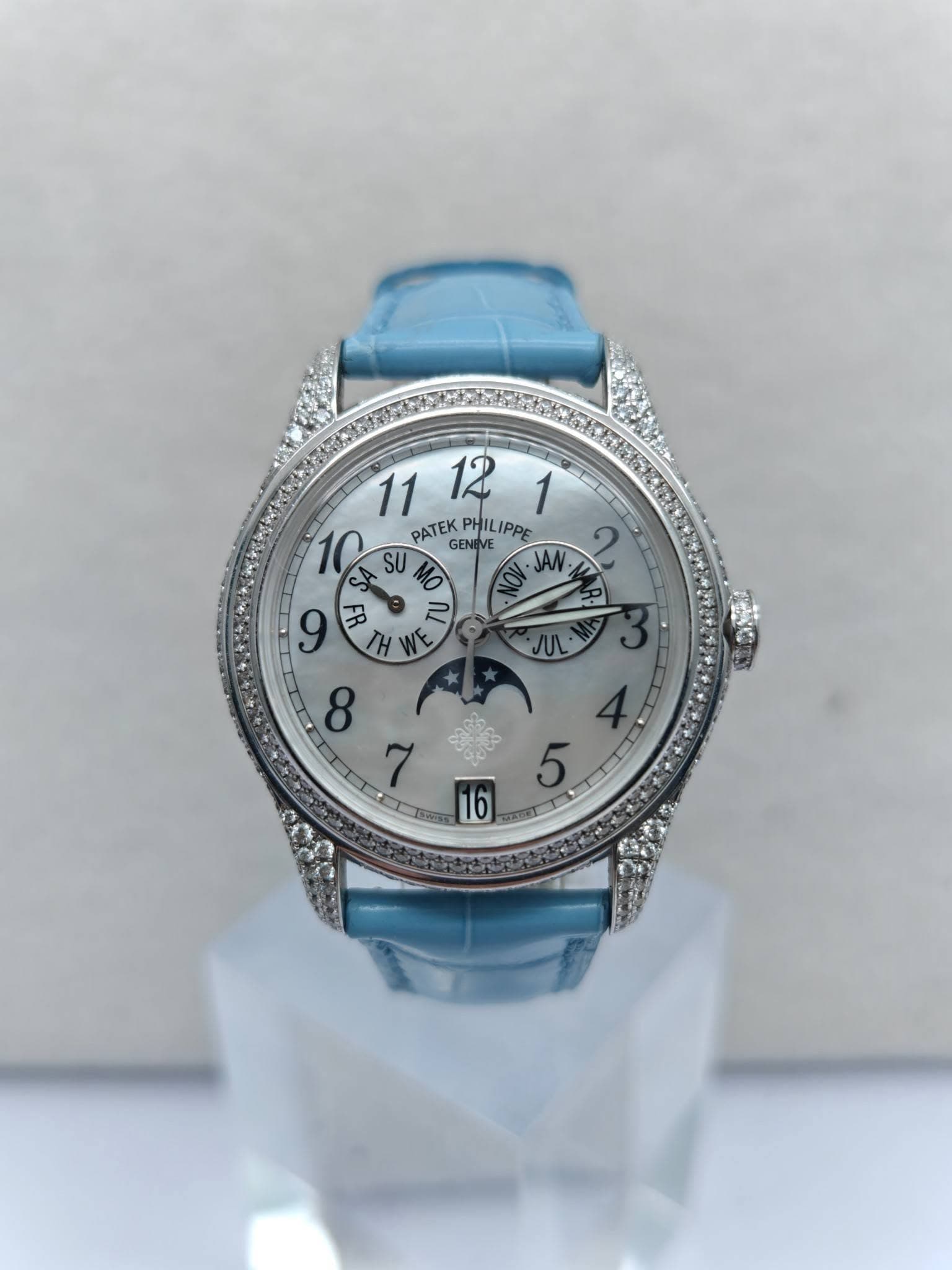 May be an image of wrist watch and text that says '11 12 1 る A PATEKPHILIPPE PATEK PHILIPPE 11121 IPPE GENEVE SU JAN م NO NOV R. 9 4 R TH WE JUL. 8 4 م 5 99'