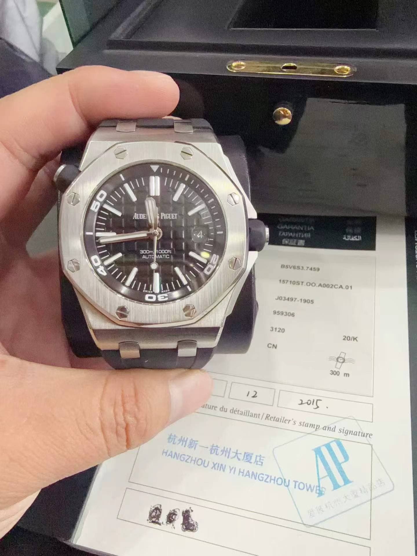 May be an image of wrist watch and text that says '50 AUDE PIGUET D 300m coOft AUT UTOMATIC LATC 40 ท الكفائة 05V853 B5V653. 10ST O0 A002CA 15710ST.00.A002CA.01 1 J03497- CN…