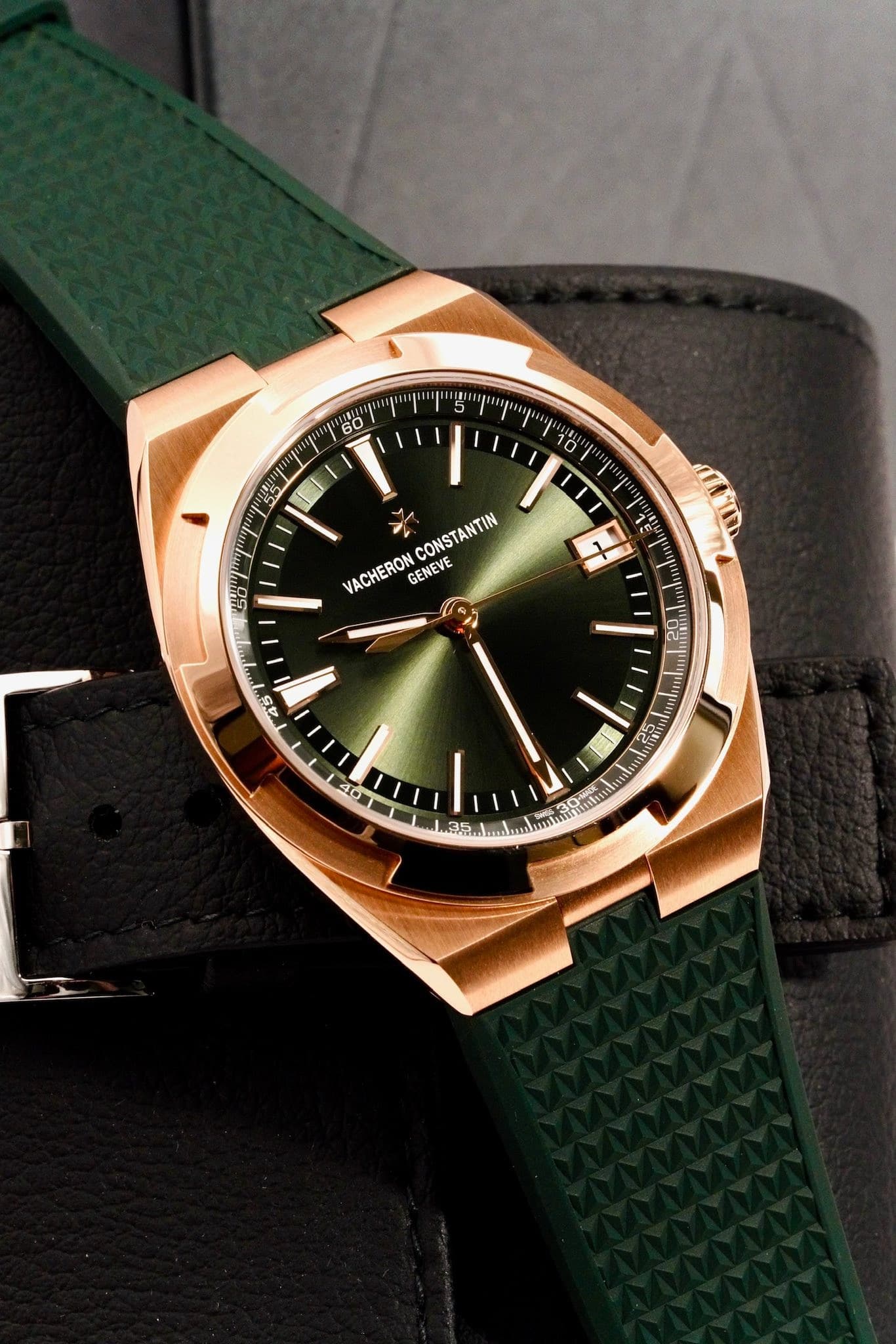 May be an image of wrist watch and text that says '50 5 圓 O0 CONSTANTIN VACHERON GENEVE 7 SP 40 0'