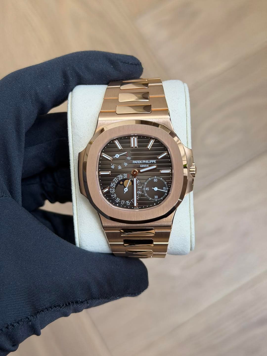 May be an image of wrist watch and text that says '2e ١ ៉ាំ ي به PATEK PHIOPPE OPPE GENEVE 1- A-31 60 F0 A ท • م တ 5د 21- 2 ከ፡ 30 C o e 15- 5-'