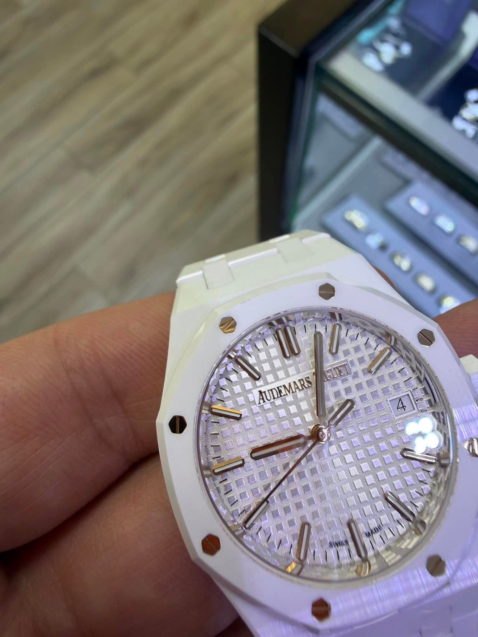 May be an image of wrist watch and text that says 'AUDEMARS ম. AULIIMARS liml'