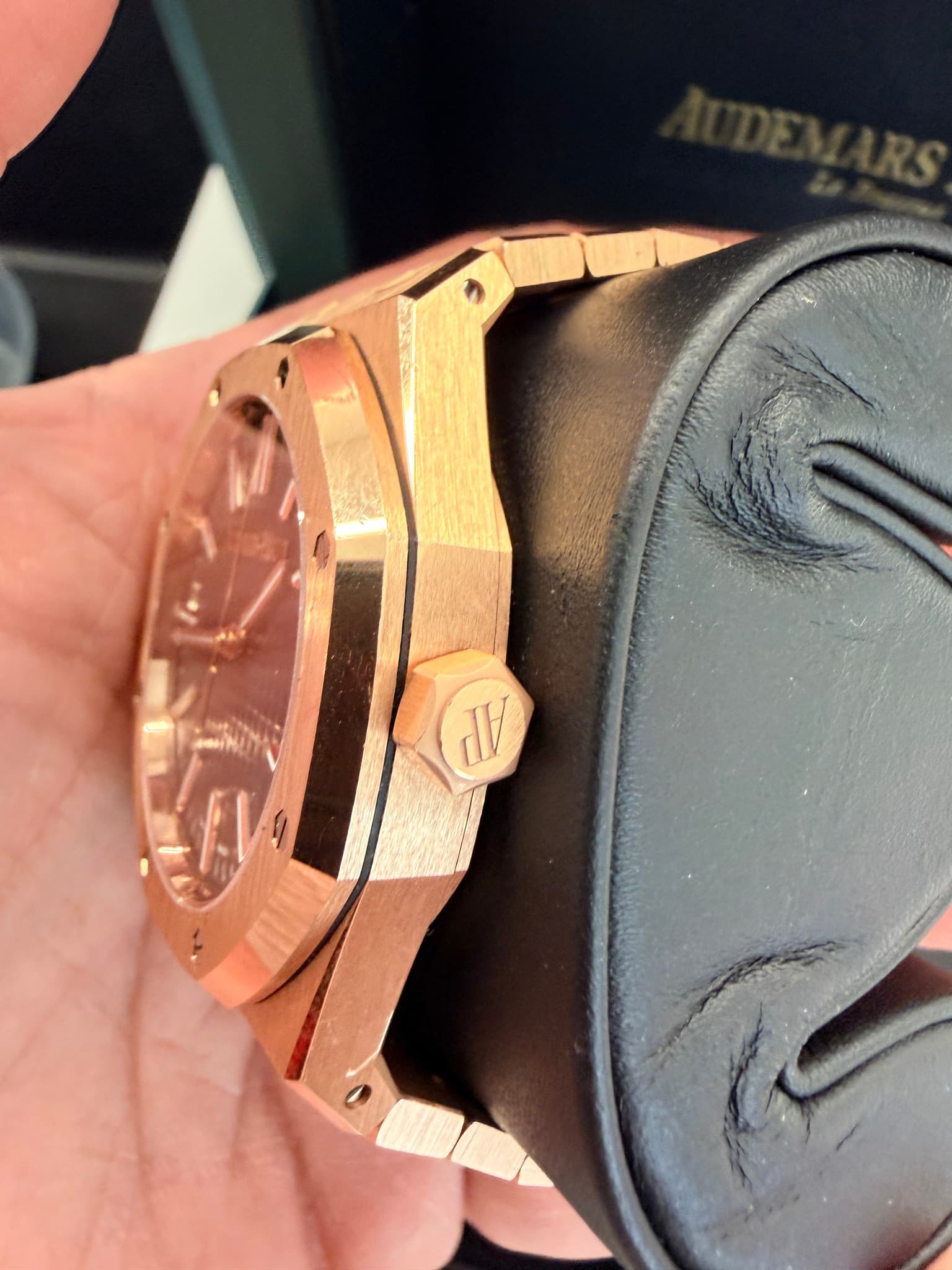 May be an image of wrist watch and text that says '山'