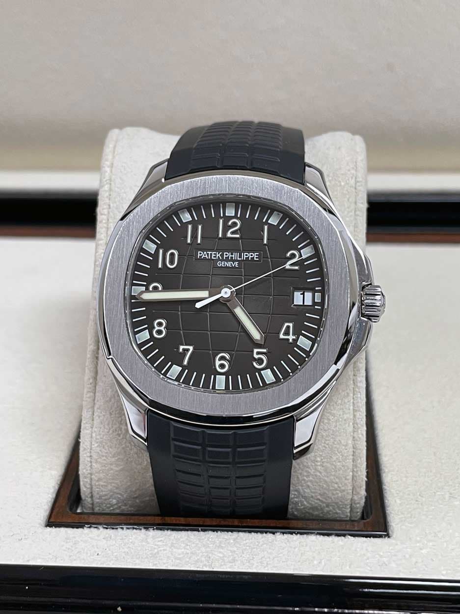 May be an image of wrist watch and text that says 'L 1112 II 2 IO PATEK PATEKPHILIPPE PHILIPPE GENEVE 2 cO 7 4 5 6'