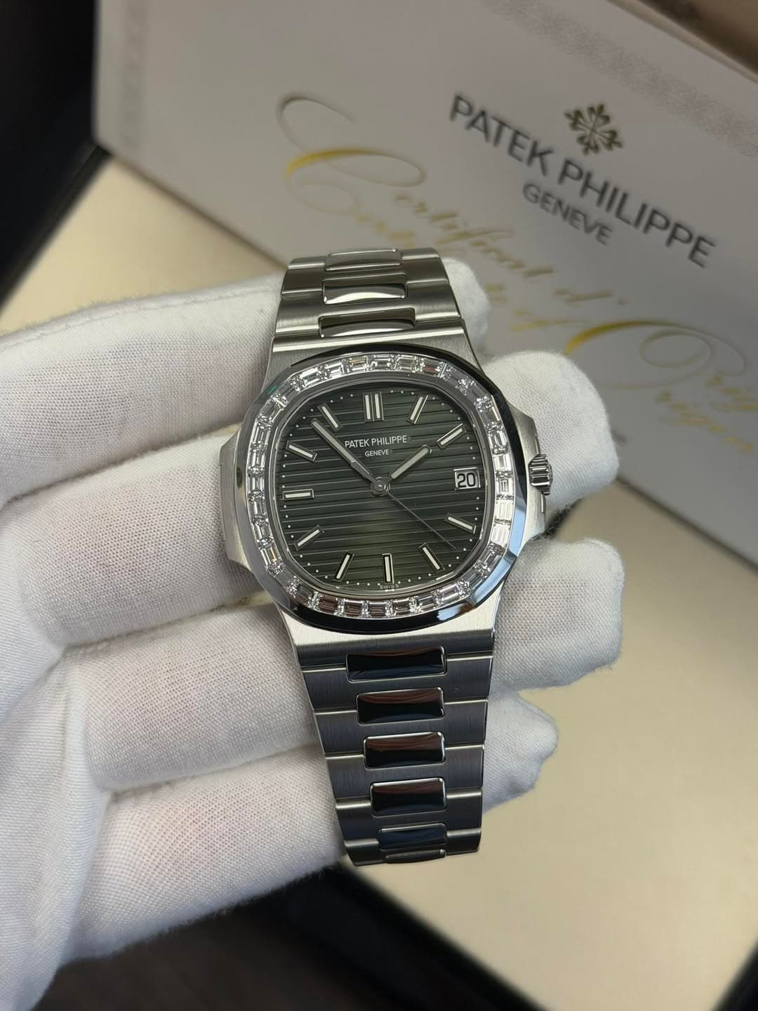 May be an image of wrist watch and text that says 'PATEKPHILIPPE 器 PATEK PAOSEIAT 番 0 II PATEN ATEKPHIL PHI HIL PPΕ าง I'
