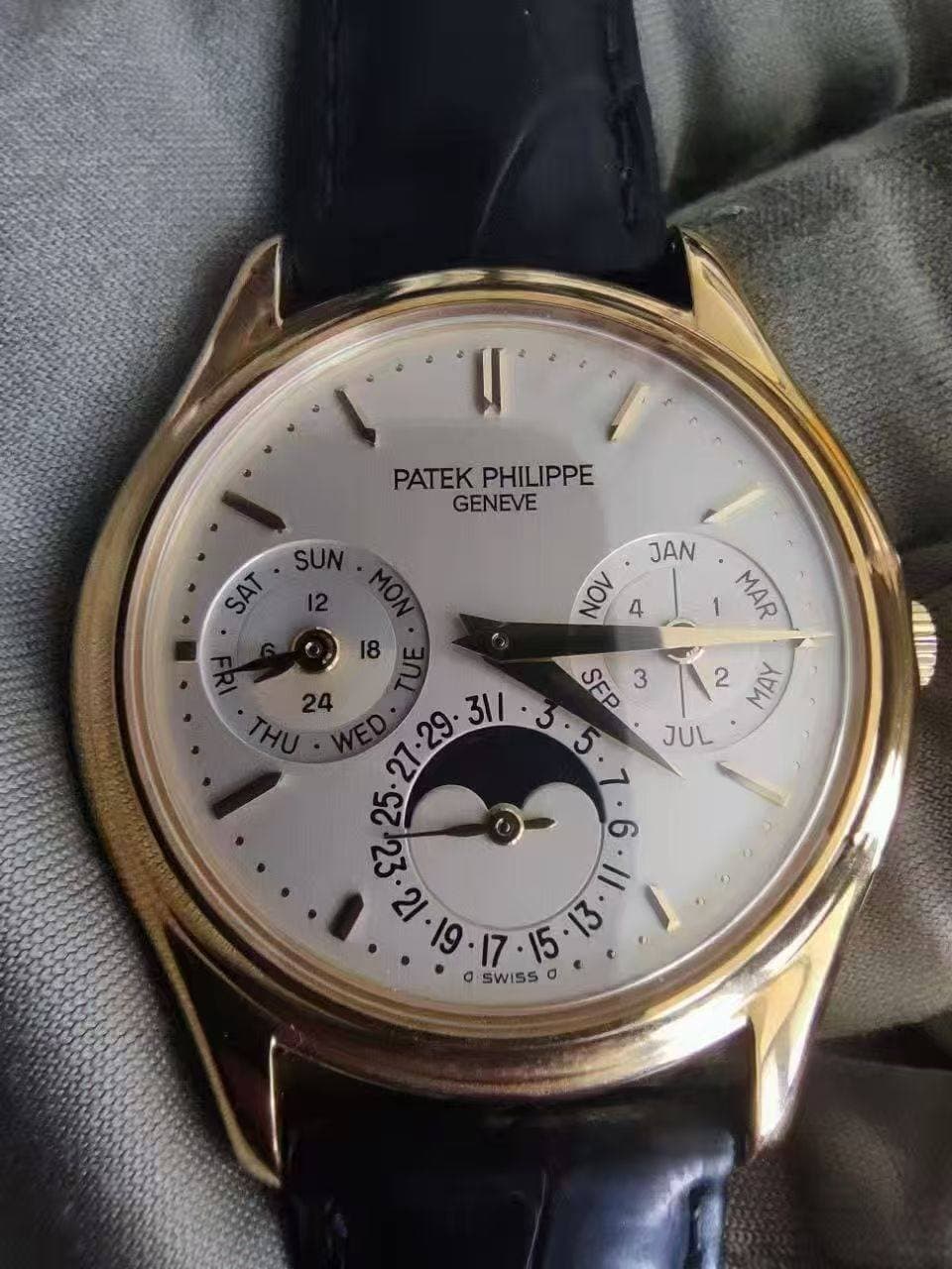 May be an image of wrist watch and text that says 'PATEK PHILIPPE GENEVE JAN ١ MAR 2 入ん SAT NOV / .3.5.7 SEP 3 JUL ف SWISSO o'