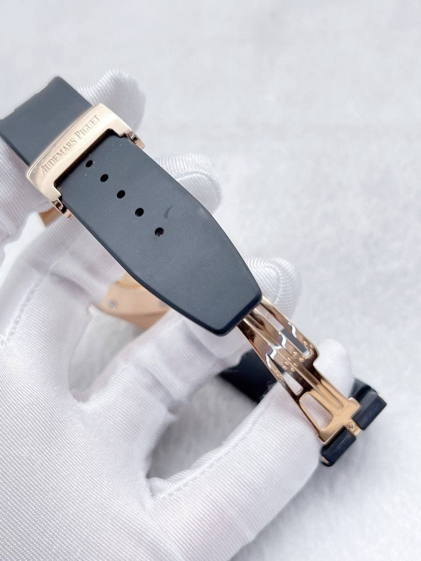 May be an image of digital watch and text that says 'AUDEMARSPIG PIGUET AUDEMARS อ घ'