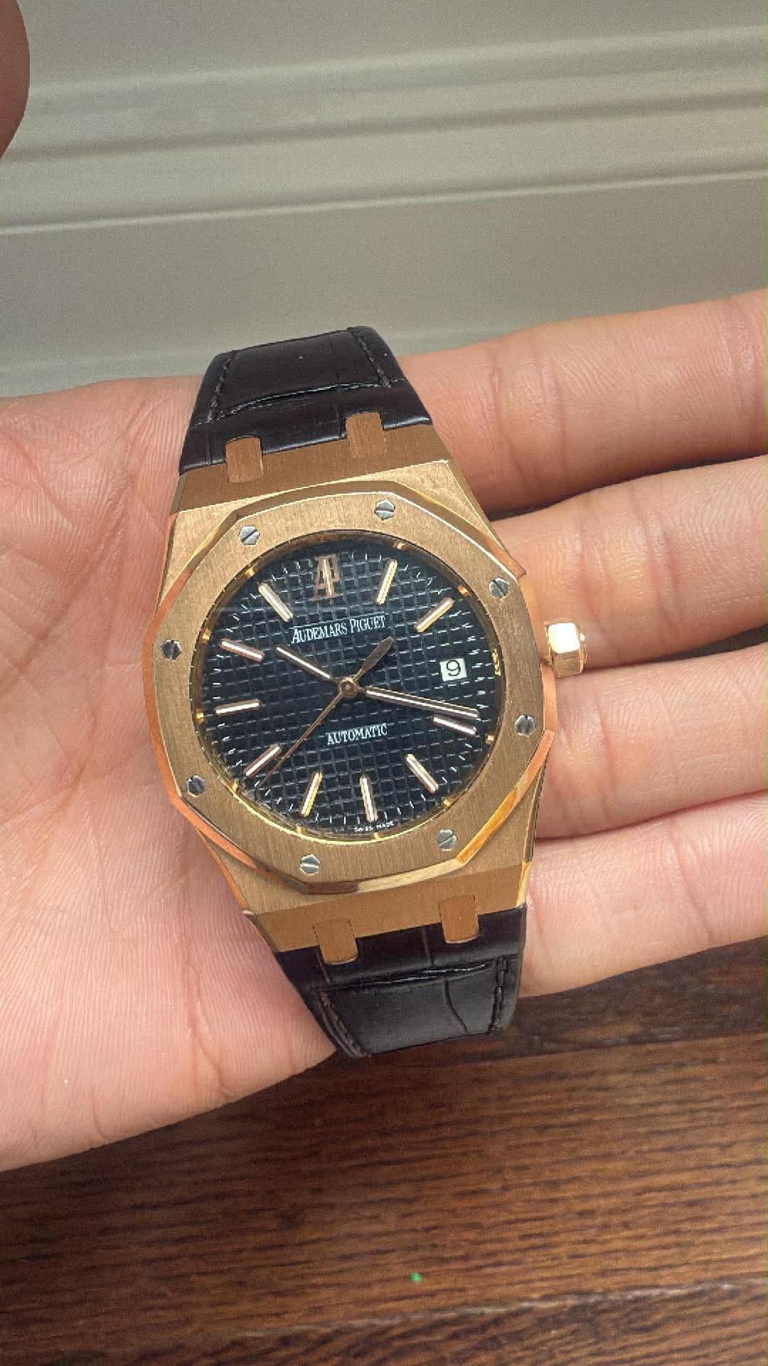 May be an image of wrist watch and text that says 'a AUDEMLAR LAR PIGLET محد 9 AUTOMATIC - 3'